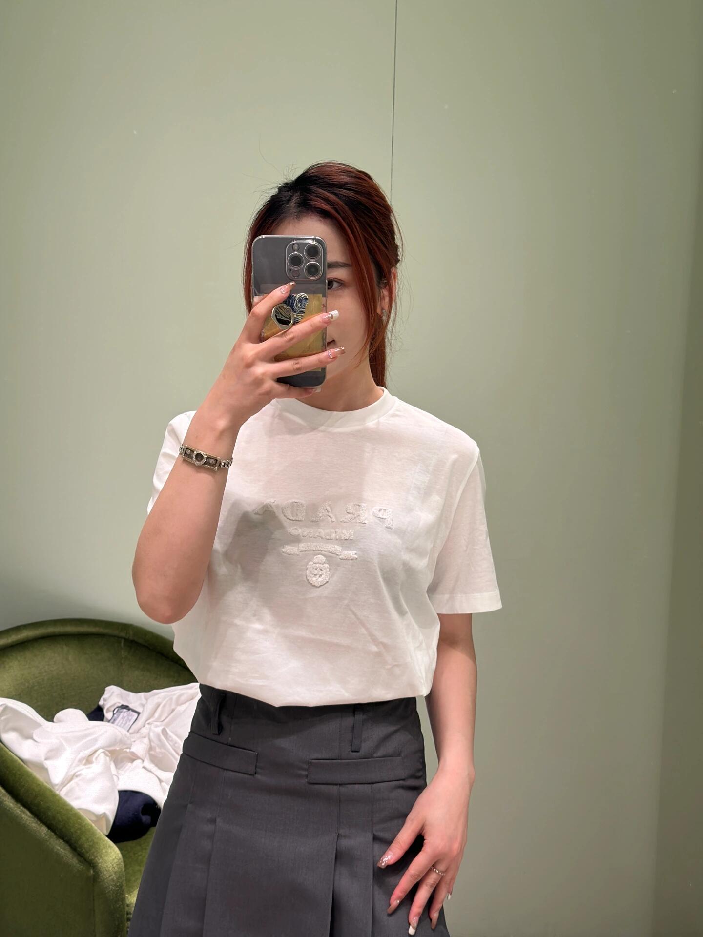 。PRADA 毛巾刺绣标识短袖面料：采用16支麻绵单面，原版定染定织。面料：螺纹搭配1*1索罗娜。工艺：