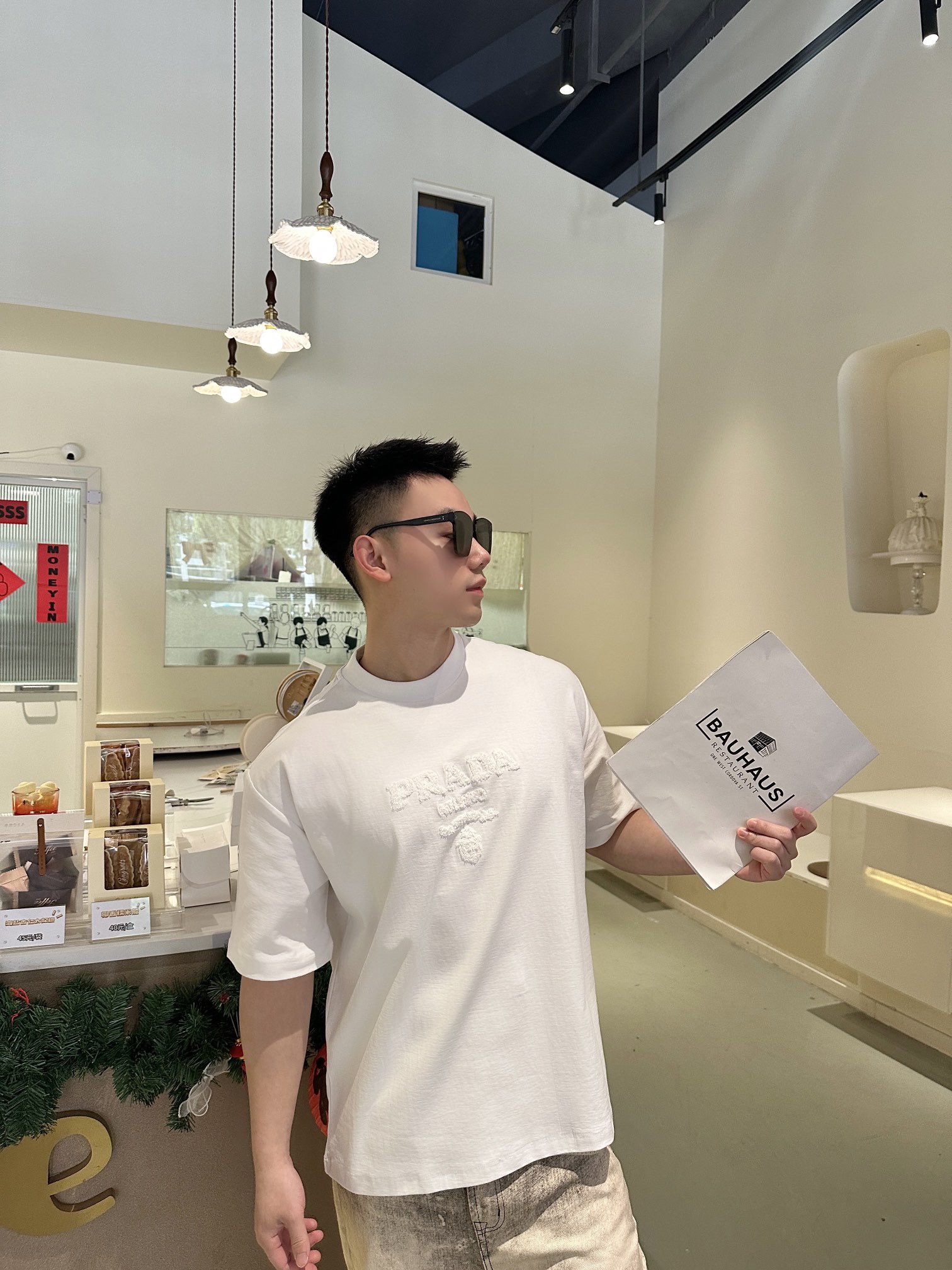 。PRADA 毛巾刺绣标识短袖面料：采用16支麻绵单面，原版定染定织。面料：螺纹搭配1*1索罗娜。工艺：