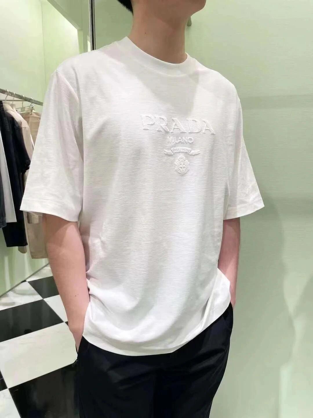 。PRADA 毛巾刺绣标识短袖面料：采用16支麻绵单面，原版定染定织。面料：螺纹搭配1*1索罗娜。工艺：