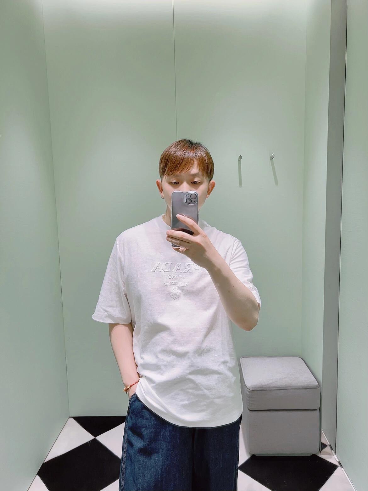。PRADA 毛巾刺绣标识短袖面料：采用16支麻绵单面，原版定染定织。面料：螺纹搭配1*1索罗娜。工艺：