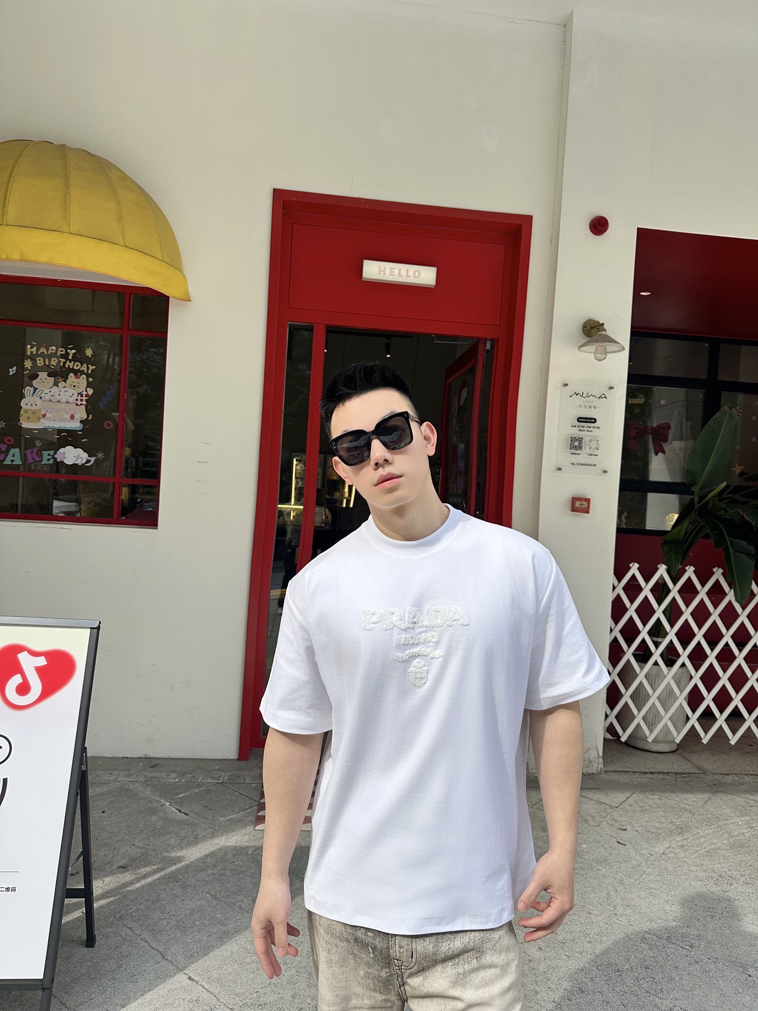 。PRADA 毛巾刺绣标识短袖面料：采用16支麻绵单面，原版定染定织。面料：螺纹搭配1*1索罗娜。工艺：