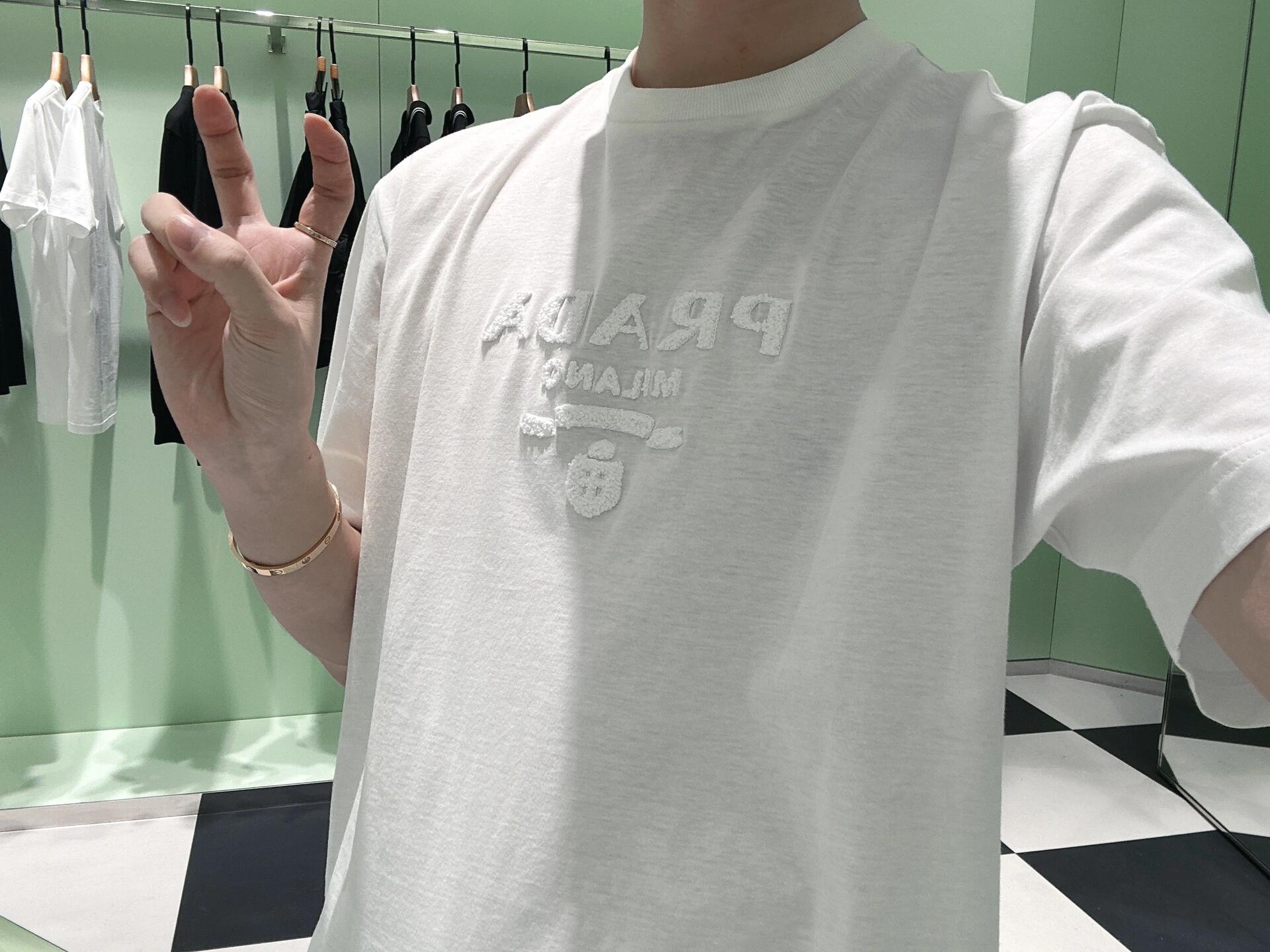 。PRADA 毛巾刺绣标识短袖面料：采用16支麻绵单面，原版定染定织。面料：螺纹搭配1*1索罗娜。工艺：