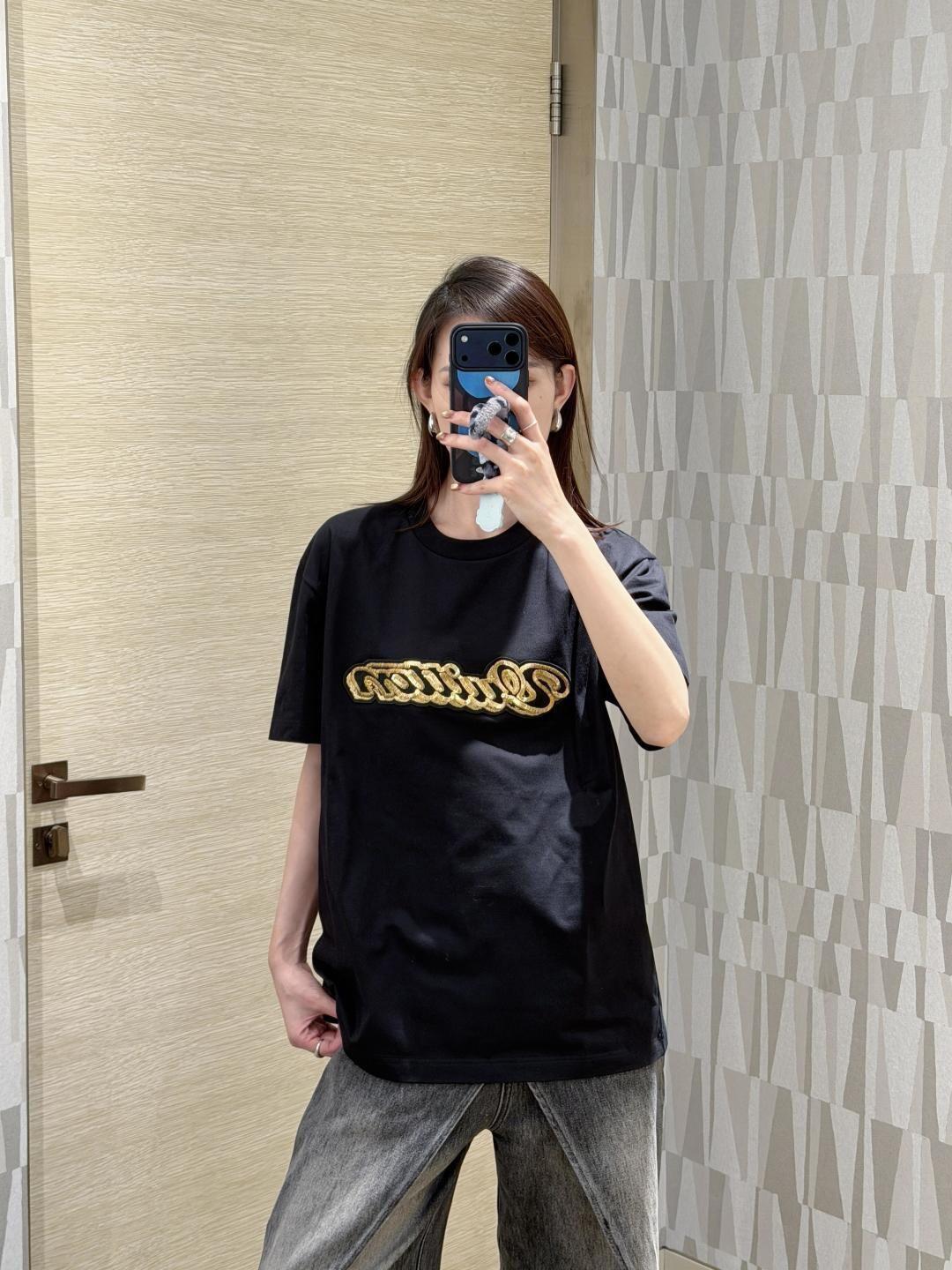 。LOUIS VUITTON 金色珠片刺绣标识短袖面料：采用32支双纱精梳棉。面料：螺纹采用1*1索罗纳