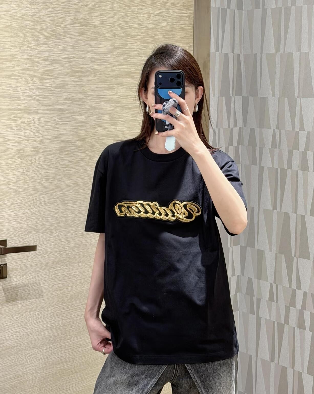 。LOUIS VUITTON 金色珠片刺绣标识短袖面料：采用32支双纱精梳棉。面料：螺纹采用1*1索罗纳