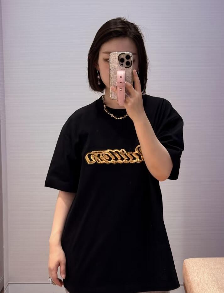 。LOUIS VUITTON 金色珠片刺绣标识短袖面料：采用32支双纱精梳棉。面料：螺纹采用1*1索罗纳