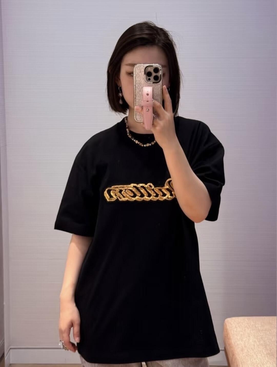 。LOUIS VUITTON 金色珠片刺绣标识短袖面料：采用32支双纱精梳棉。面料：螺纹采用1*1索罗纳