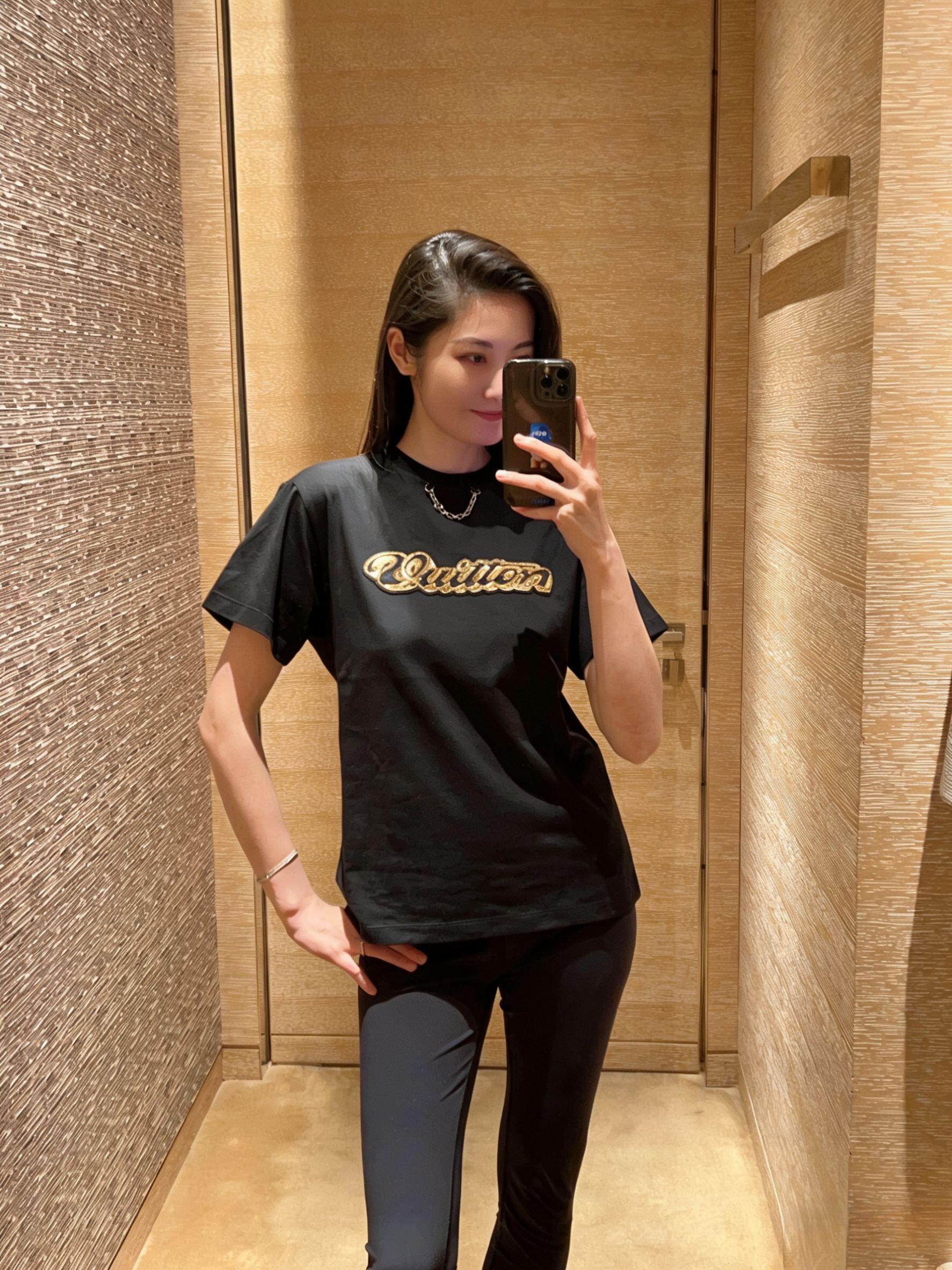 。LOUIS VUITTON 金色珠片刺绣标识短袖面料：采用32支双纱精梳棉。面料：螺纹采用1*1索罗纳