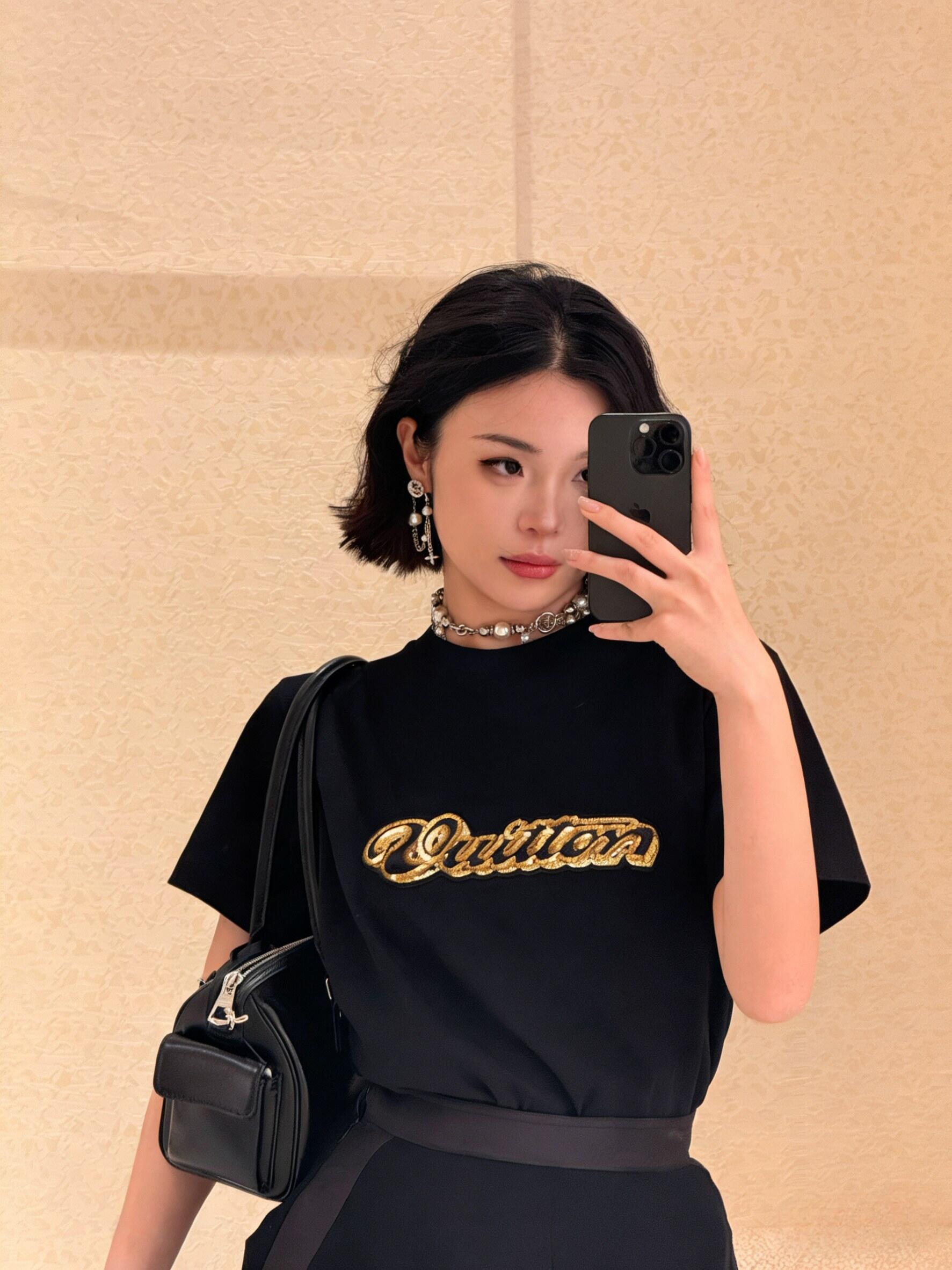 。LOUIS VUITTON 金色珠片刺绣标识短袖面料：采用32支双纱精梳棉。面料：螺纹采用1*1索罗纳