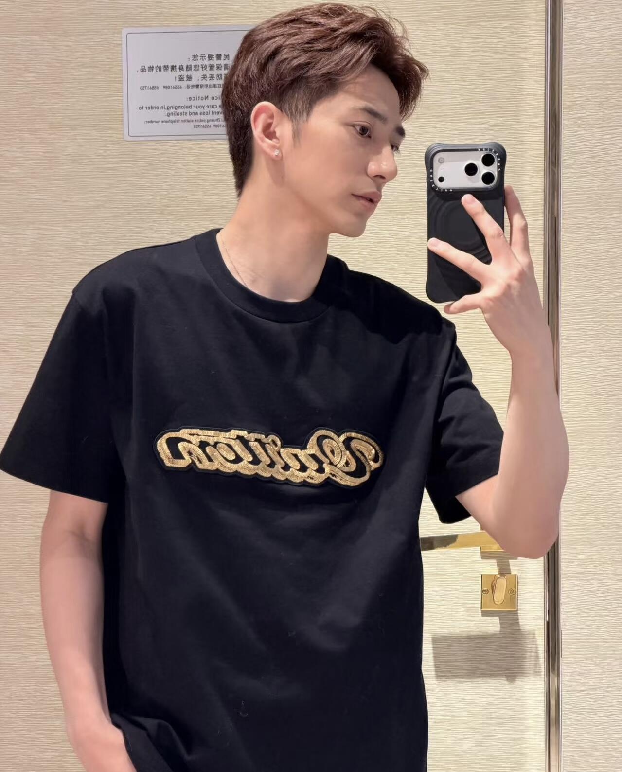 。LOUIS VUITTON 金色珠片刺绣标识短袖面料：采用32支双纱精梳棉。面料：螺纹采用1*1索罗纳