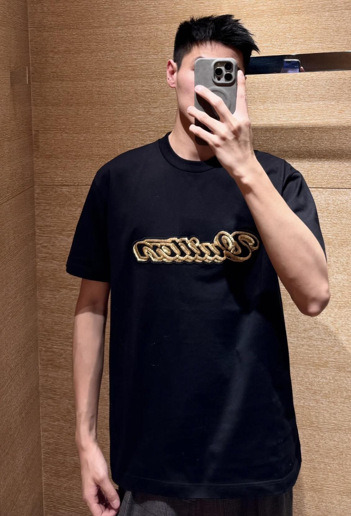 。LOUIS VUITTON 金色珠片刺绣标识短袖面料：采用32支双纱精梳棉。面料：螺纹采用1*1索罗纳