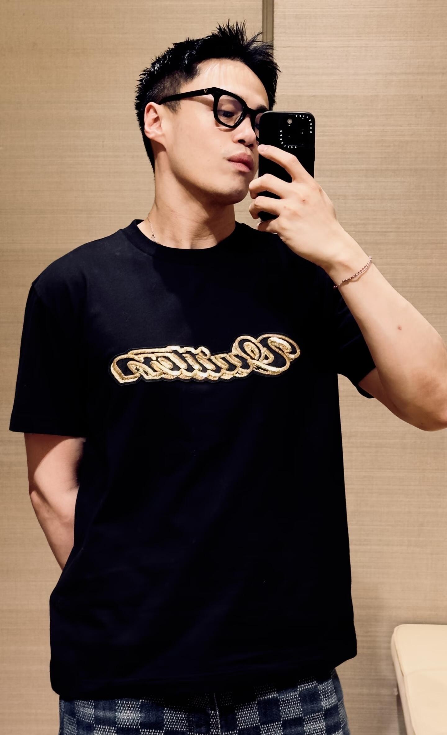 。LOUIS VUITTON 金色珠片刺绣标识短袖面料：采用32支双纱精梳棉。面料：螺纹采用1*1索罗纳