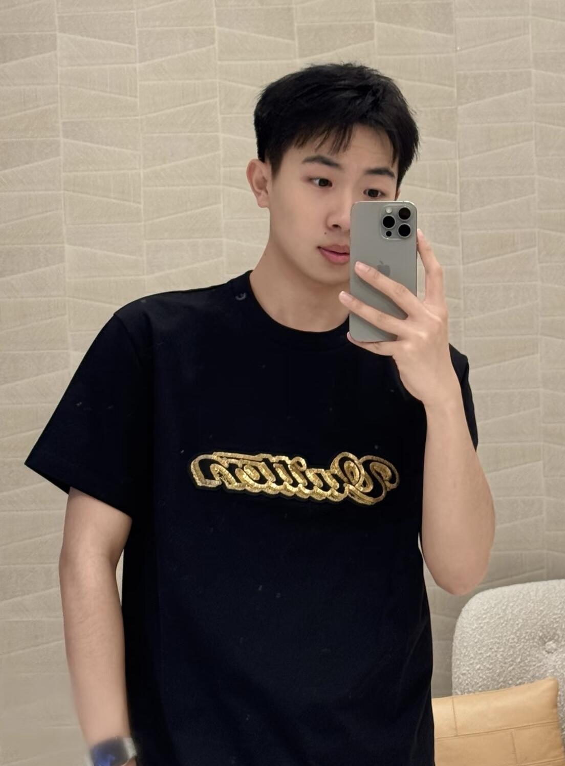 。LOUIS VUITTON 金色珠片刺绣标识短袖面料：采用32支双纱精梳棉。面料：螺纹采用1*1索罗纳