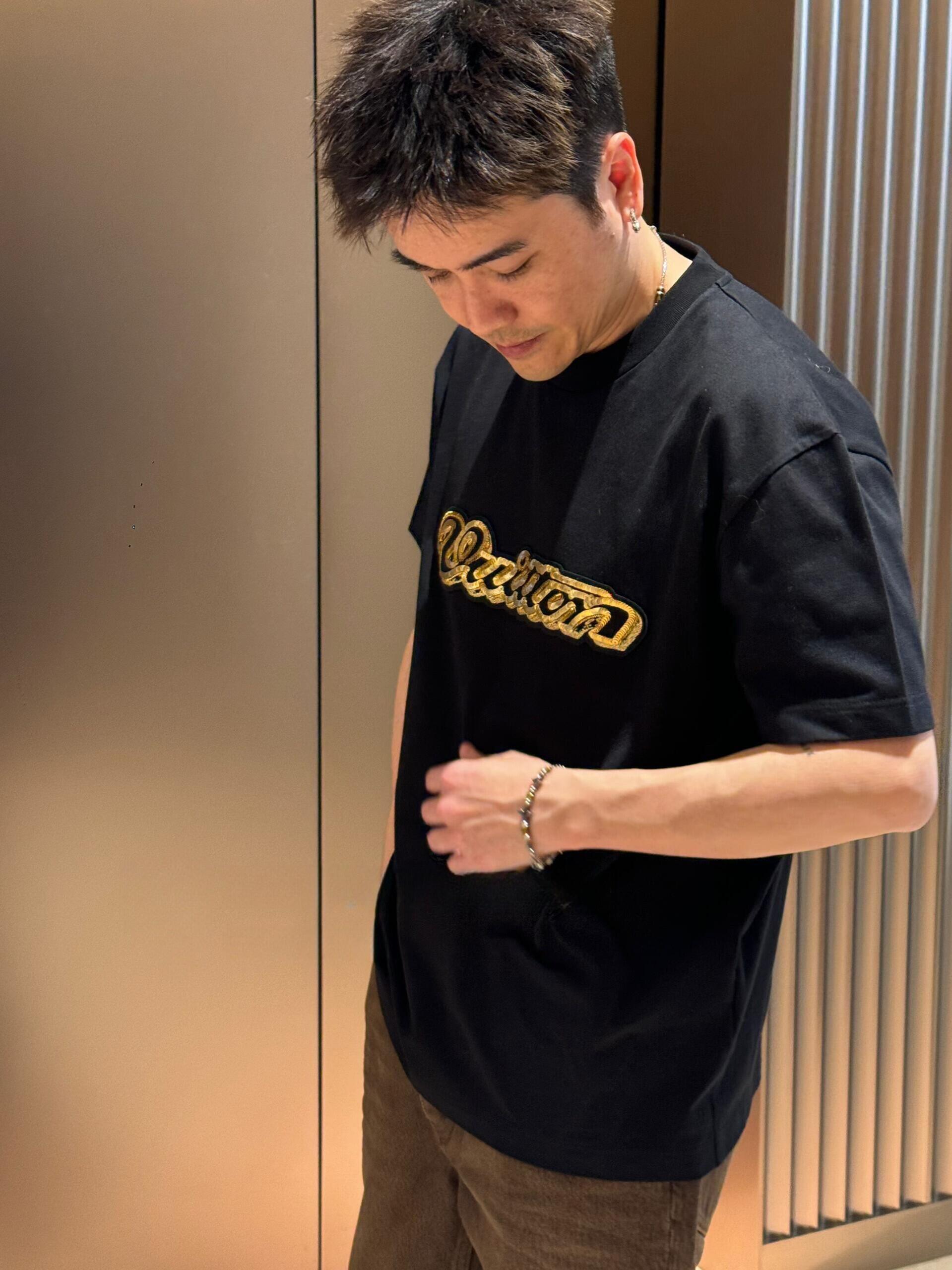 。LOUIS VUITTON 金色珠片刺绣标识短袖面料：采用32支双纱精梳棉。面料：螺纹采用1*1索罗纳