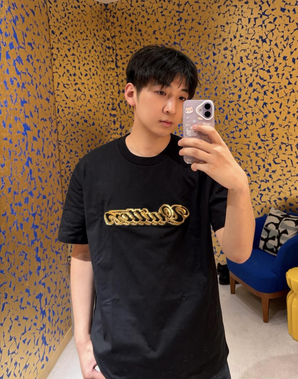 。LOUIS VUITTON 金色珠片刺绣标识短袖面料：采用32支双纱精梳棉。面料：螺纹采用1*1索罗纳