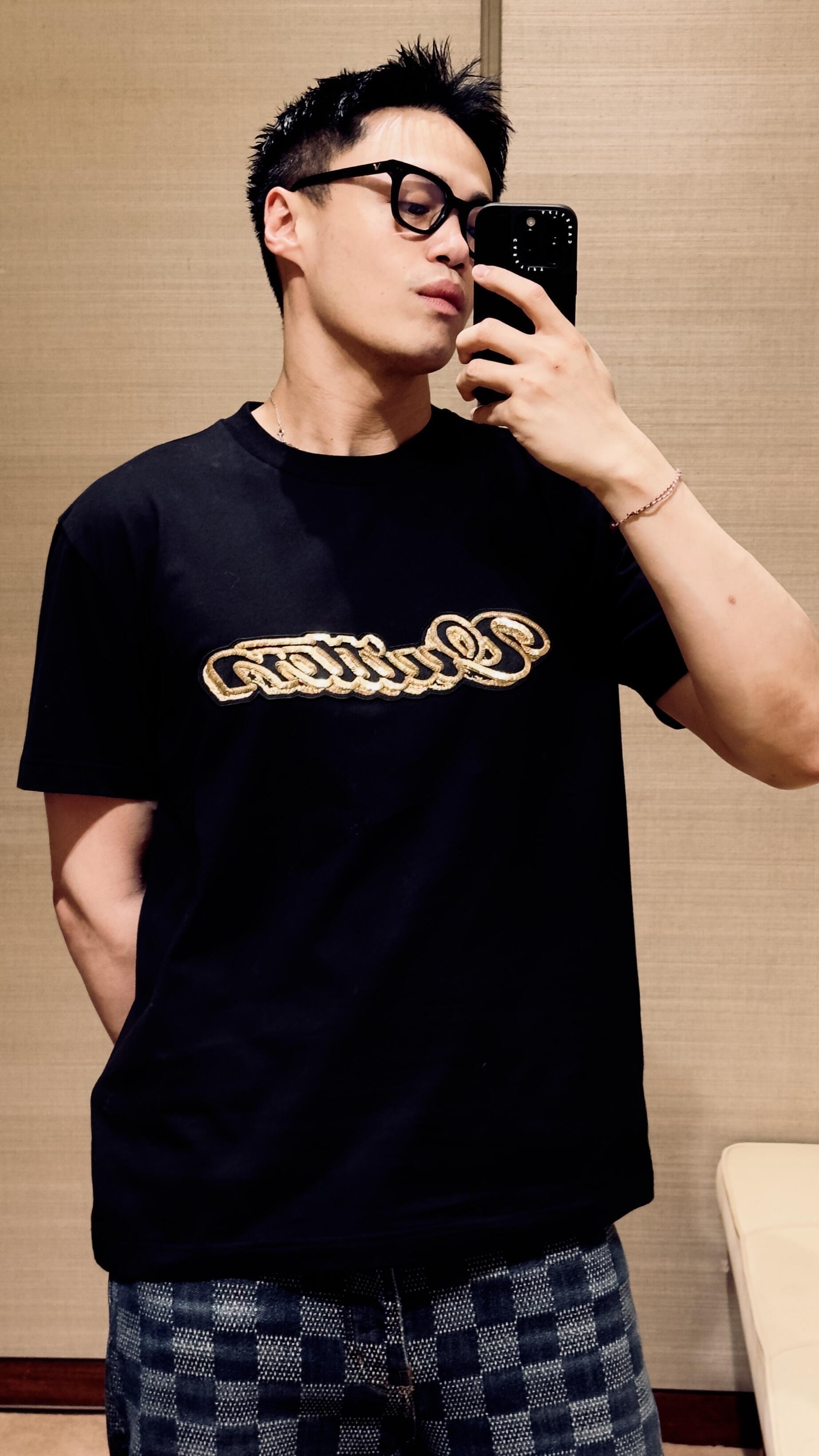 。LOUIS VUITTON 金色珠片刺绣标识短袖面料：采用32支双纱精梳棉。面料：螺纹采用1*1索罗纳