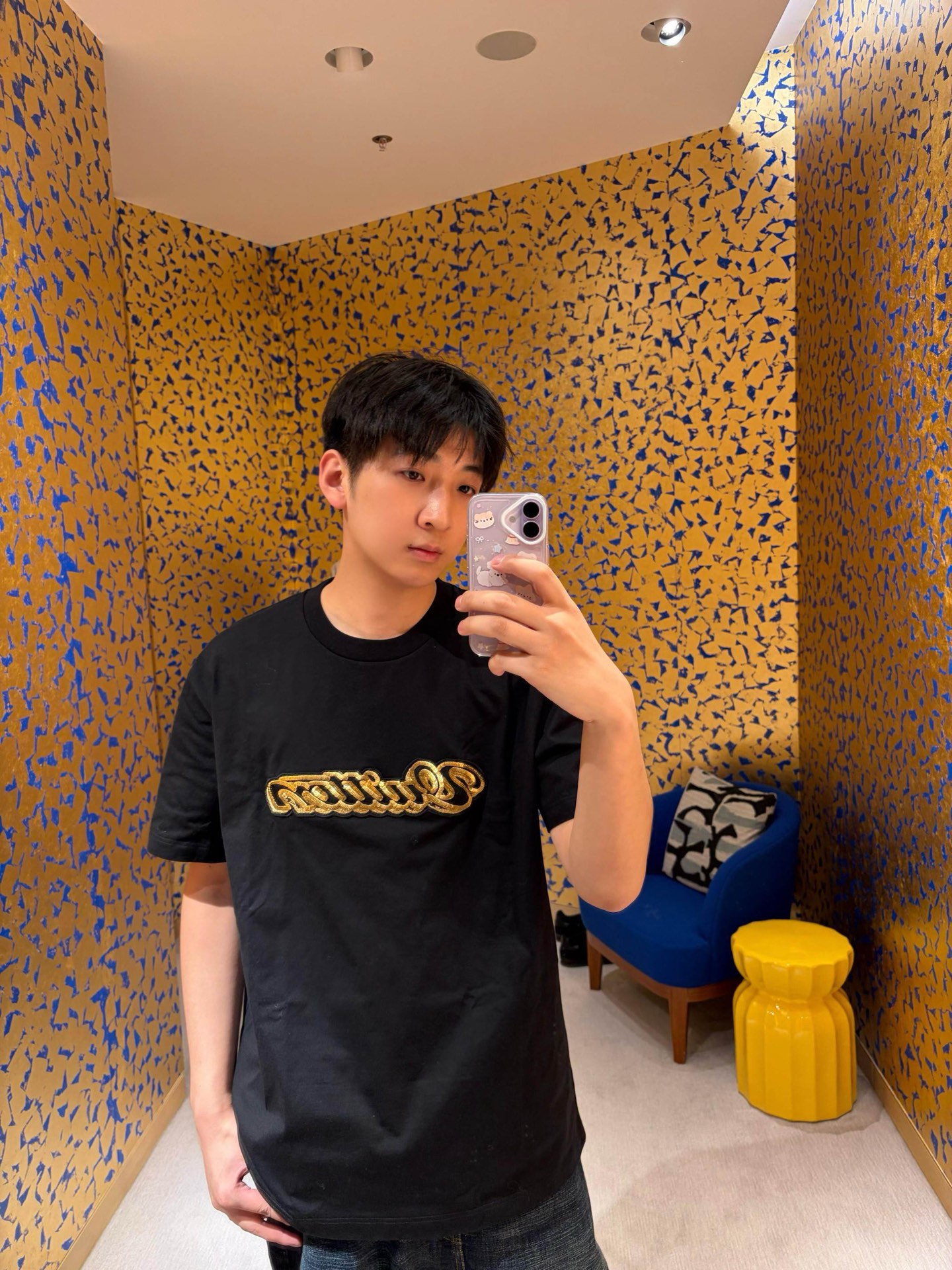 。LOUIS VUITTON 金色珠片刺绣标识短袖面料：采用32支双纱精梳棉。面料：螺纹采用1*1索罗纳