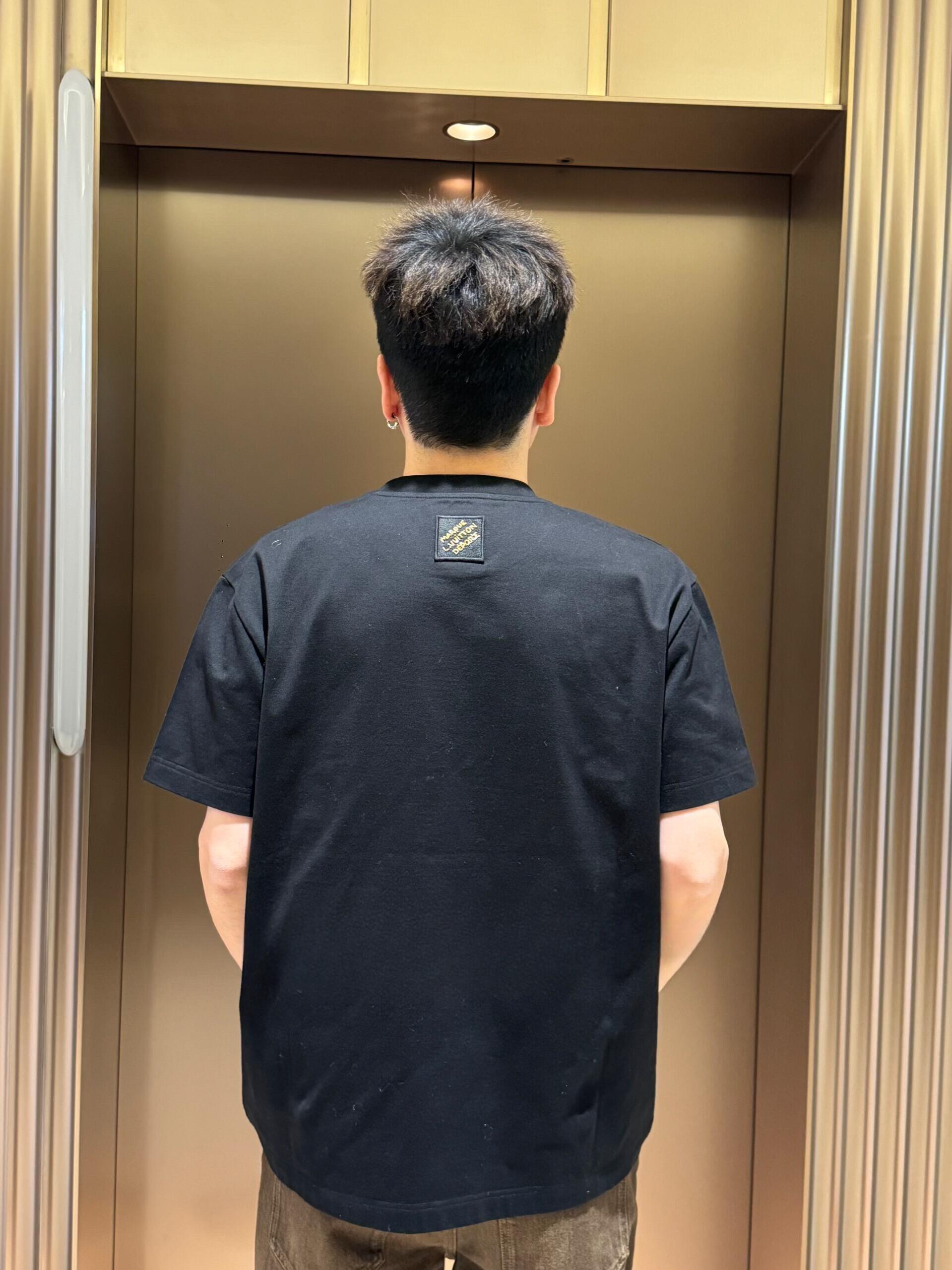 。LOUIS VUITTON 金色珠片刺绣标识短袖面料：采用32支双纱精梳棉。面料：螺纹采用1*1索罗纳