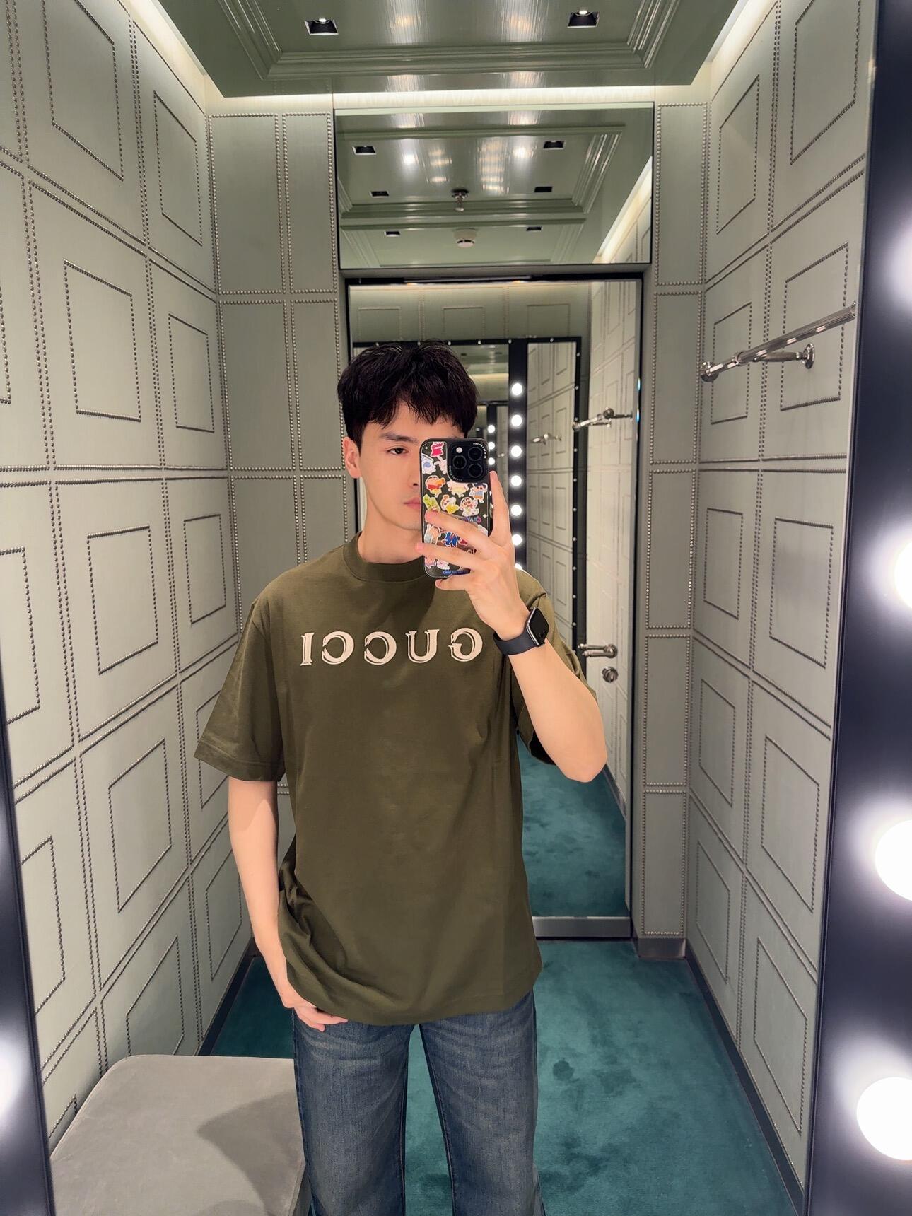 NO:928329,.Gucci embroidered logo short sleeves. The fabric is made of 32-count double yarn combed cotton. The fabric thread is made of 1*1 matching Solona. The craft embroidery is made of 3D three-dimensional embroidery, and the chest is embellished with Gucci ghost effect. The entire stitch count is 13,000.  The 2026 early spring men's series presents a journey of inheritance and innovation rooted in the classics of the Gucci brand. This T-shirt is made of fine velvet knitted cotton and embellished with Gucci logo embroidery, showing a unique charm. Forest green fine velvet knitted cotton Gucci logo embroidered round neck. Short sleeves Oversized version design. Accessories customized 11 wash trademarks Craftsmanship customized 11 embroidered logos Size S-M-L-XL  Color green,,gucci,T-shirt,tees,t-shirt,19860909.Gucci 刺绣标识短袖 面料采用32支双纱精梳棉. 面料螺纹采用1*1配套索罗娜. 工艺刺绣采用3D立体刺绣,胸口以Gucci重影效果为点缀.整针数为13000针. 2026年早春男士系列呈现一场根植于Gucci品牌经典的传承与创新之旅.这款T恤甄选细绒针织棉打造,缀饰Gucci标识刺绣,尽显别致韵调. 森林绿细绒针织棉 Gucci标识刺绣圆领.短袖 超大版型设计. 辅料定制11洗水商标 工艺定制11刺绣标识 尺码S-M-L-XL 颜色绿,,gucci,T-shirt,tees，t-shirt,,Men's clothing