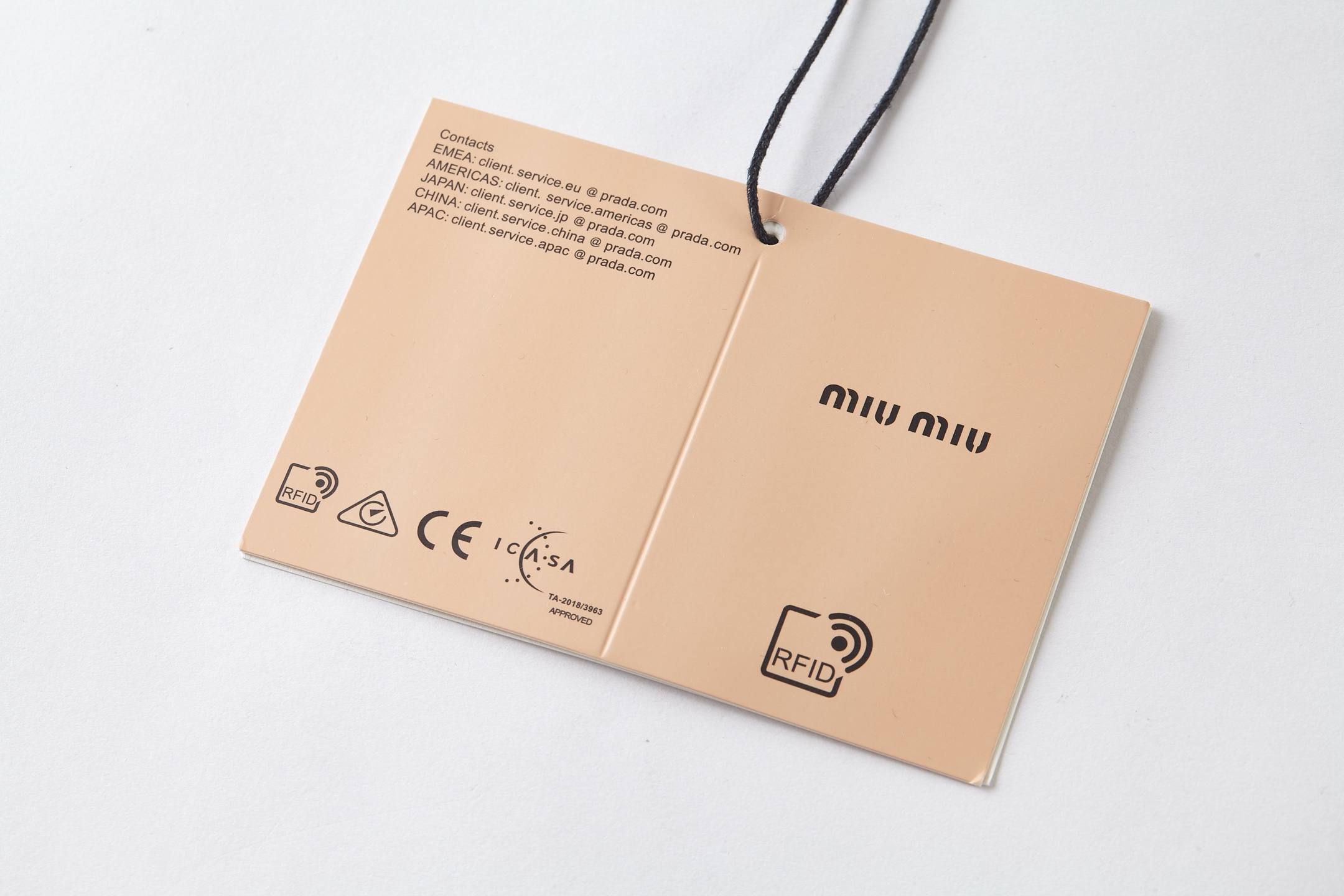 Miu Miu Miu Miu衣橱中的标志性面料搭配呈现紧凑外观，塑造这款工装风格 Polo衫的廓形，功能性与前卫美学完美融合