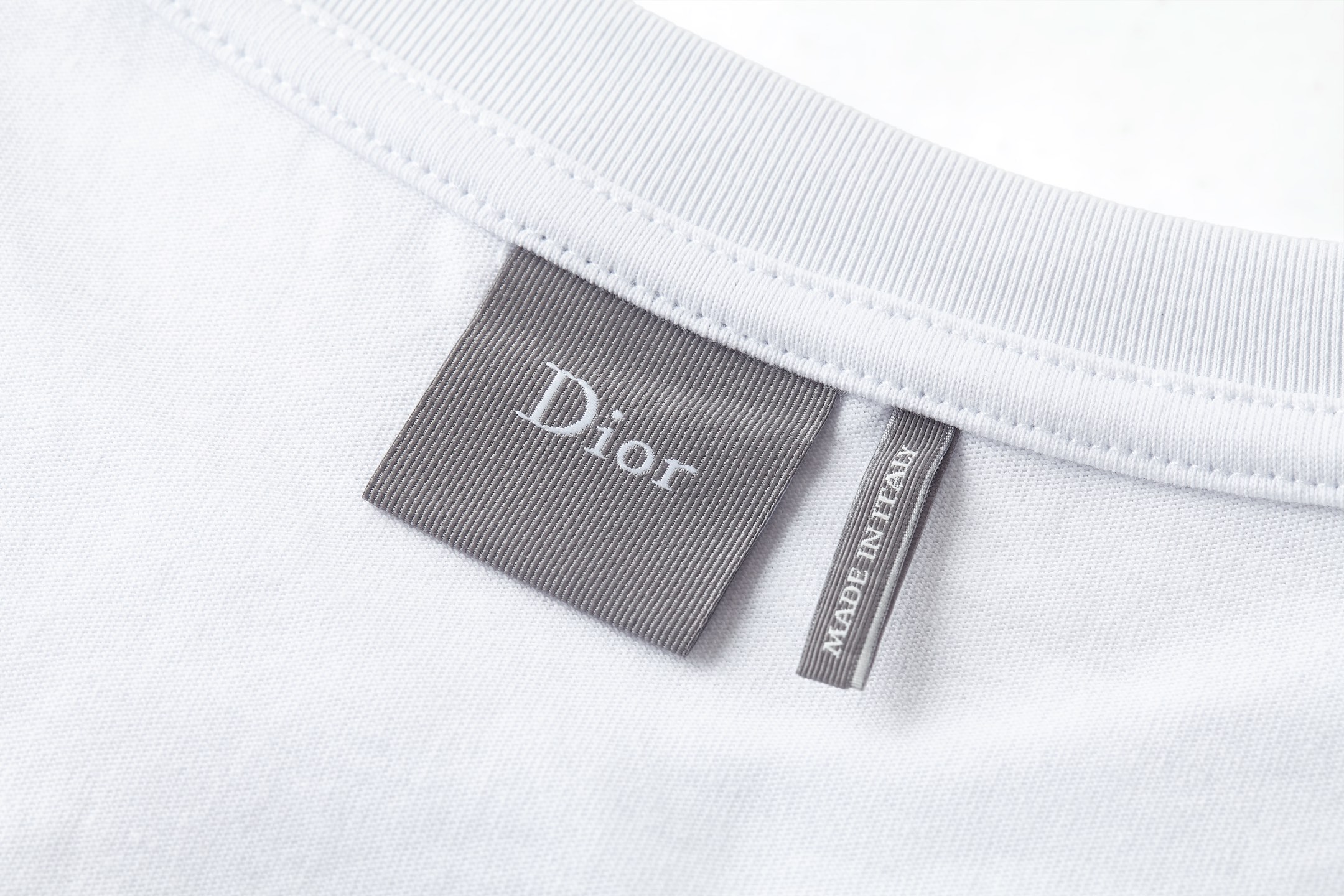 Dior 乔纳森 安德森(Jonathan Anderson)通过Dior Clover图案为品牌 标志与幸运符号之一注入全新生机