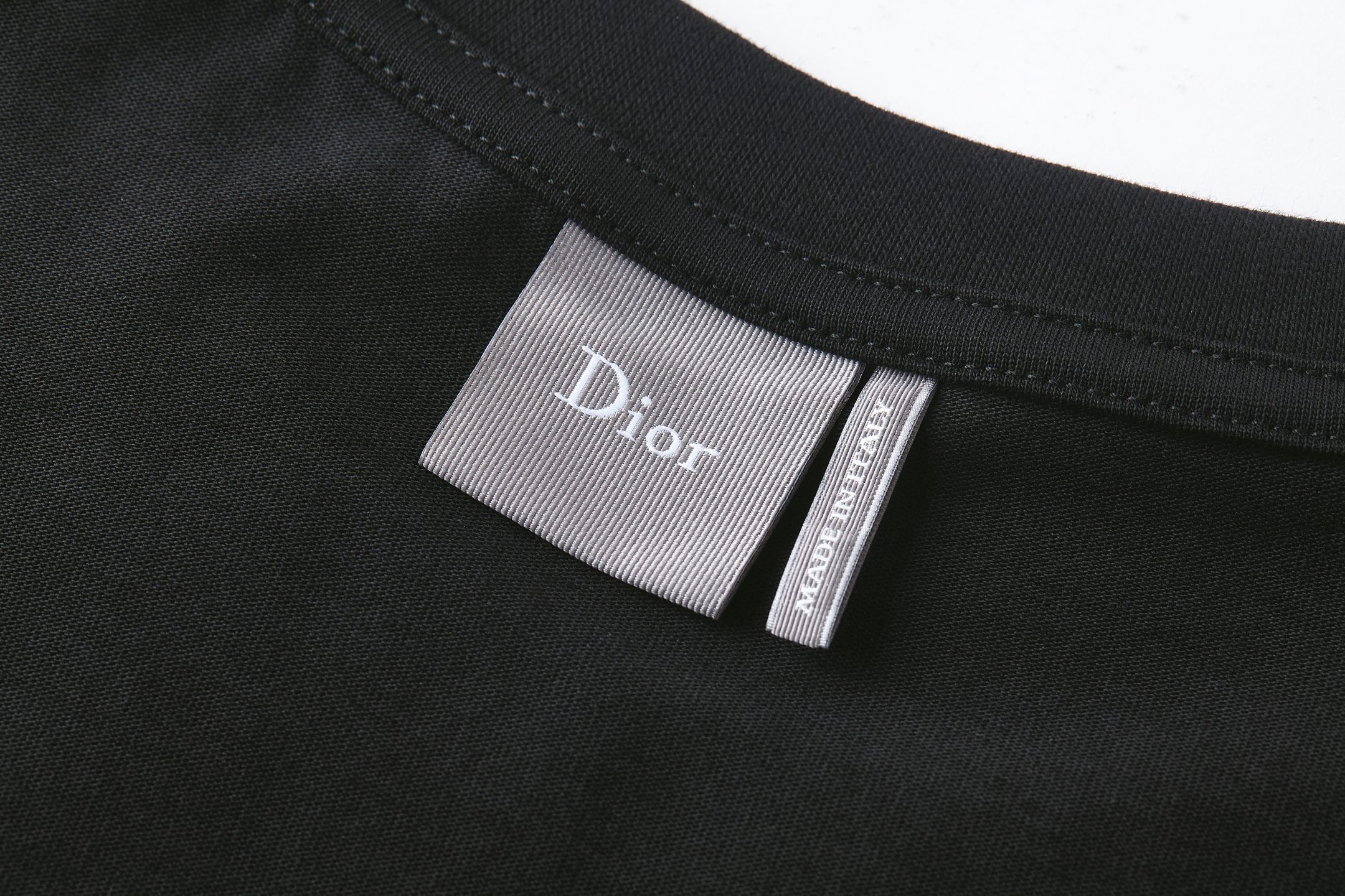 Dior 乔纳森 安德森(Jonathan Anderson)通过Dior Clover图案为品牌 标志与幸运符号之一注入全新生机