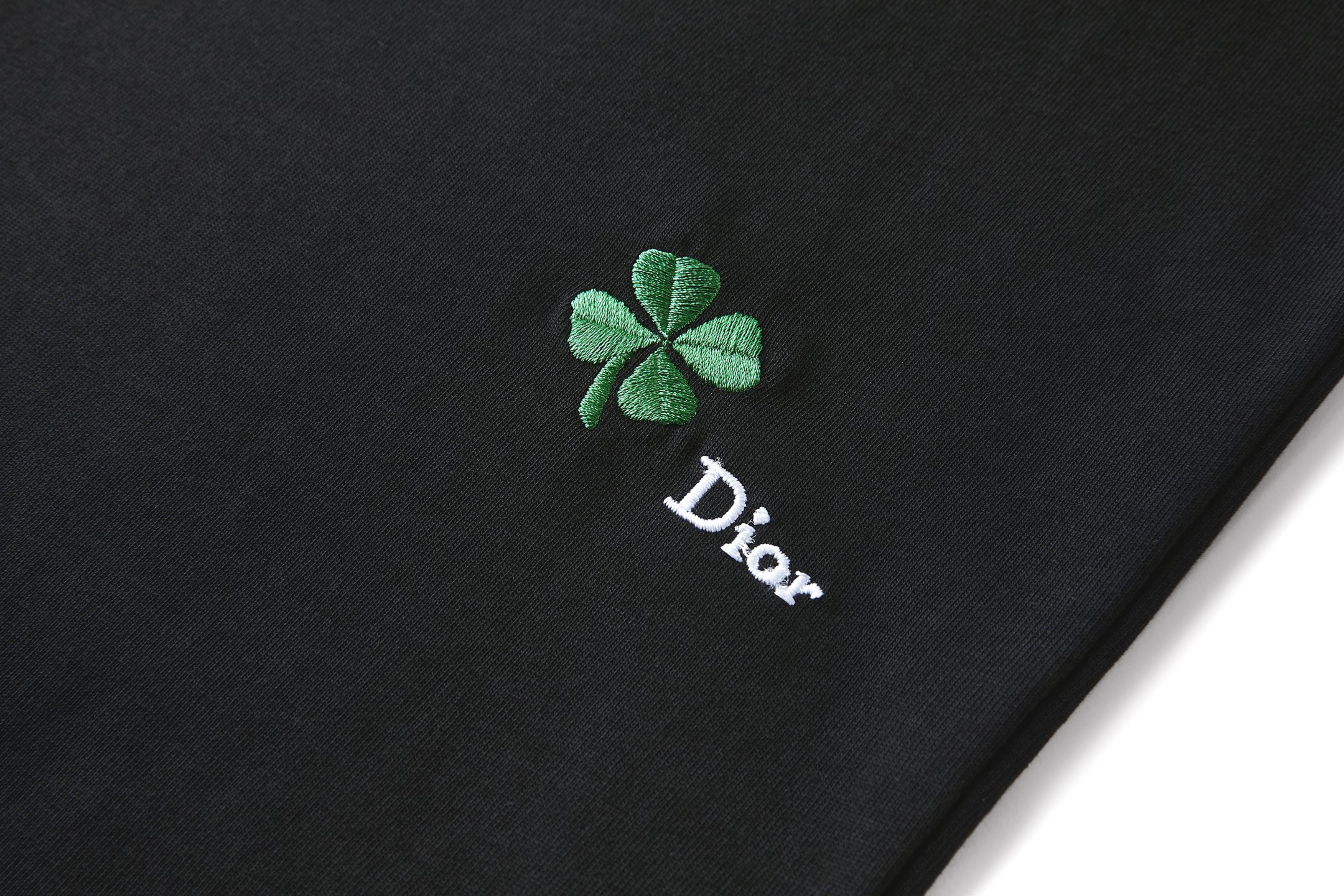 Dior 乔纳森 安德森(Jonathan Anderson)通过Dior Clover图案为品牌 标志与幸运符号之一注入全新生机