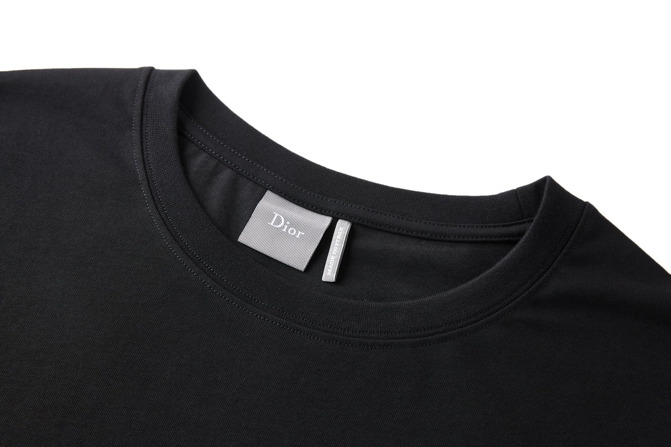 Dior 乔纳森 安德森(Jonathan Anderson)通过Dior Clover图案为品牌 标志与幸运符号之一注入全新生机