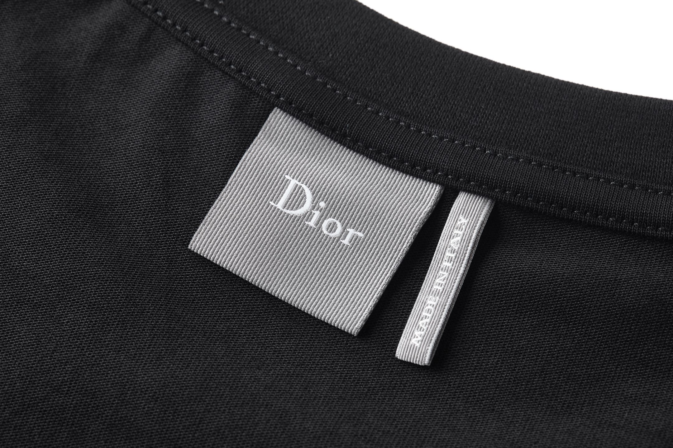 Dior 乔纳森 安德森(Jonathan Anderson)通过Dior Clover图案为品牌 标志与幸运符号之一注入全新生机