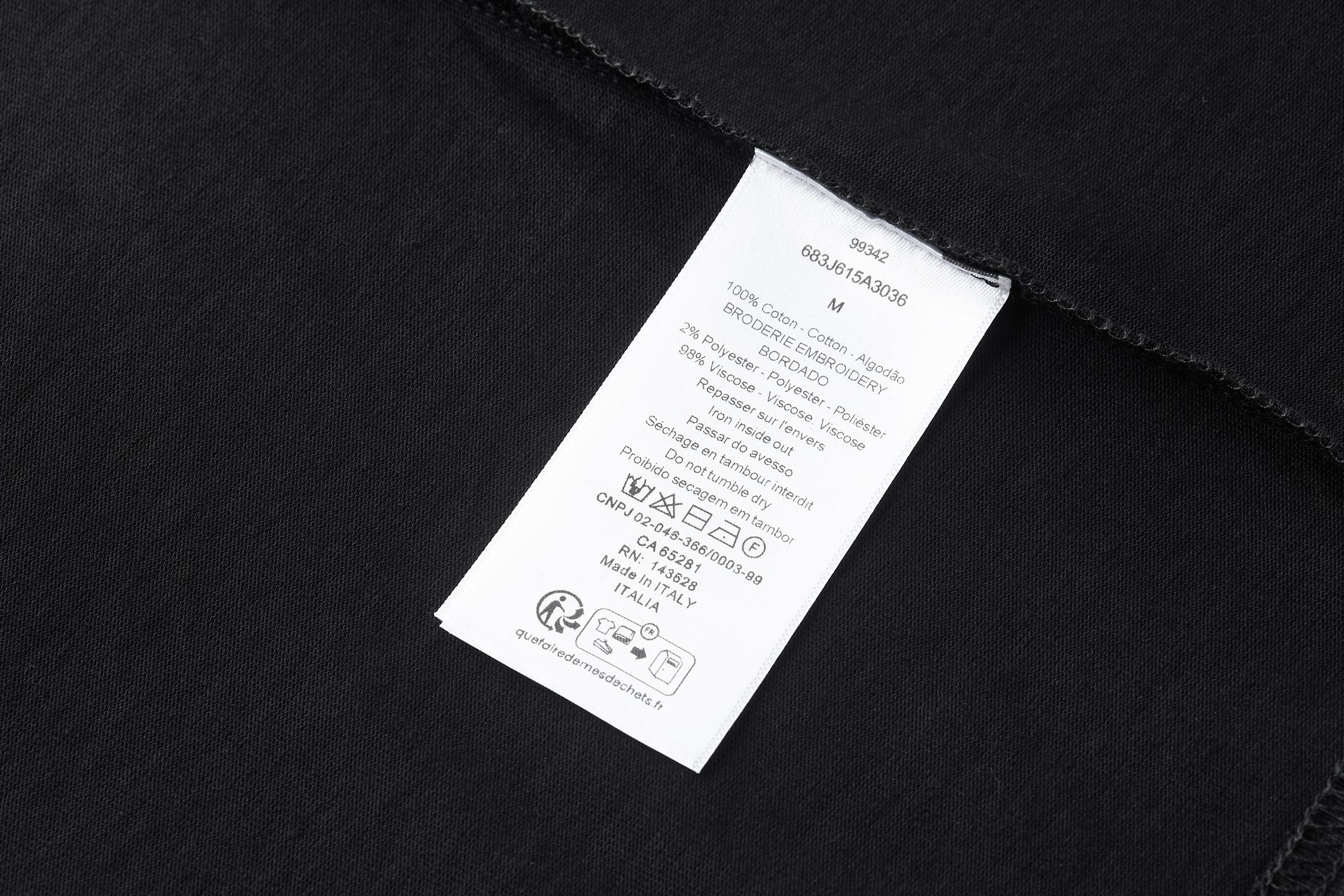 Dior 乔纳森 安德森(Jonathan Anderson)通过Dior Clover图案为品牌 标志与幸运符号之一注入全新生机