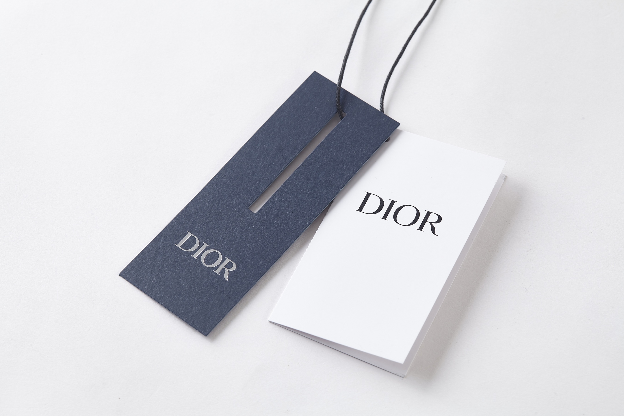 Dior 乔纳森 安德森(Jonathan Anderson)通过Dior Clover图案为品牌 标志与幸运符号之一注入全新生机