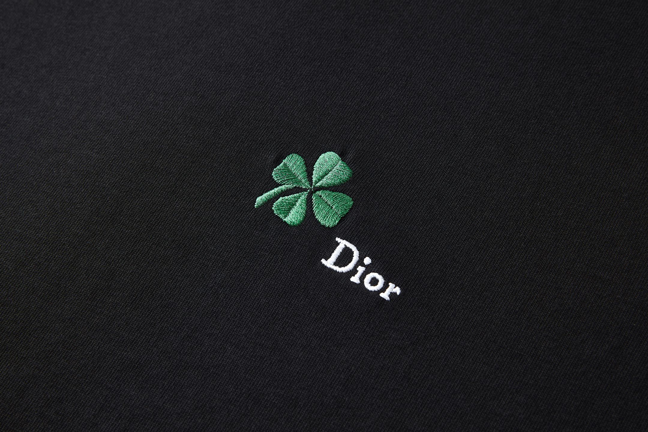 Dior 乔纳森 安德森(Jonathan Anderson)通过Dior Clover图案为品牌 标志与幸运符号之一注入全新生机