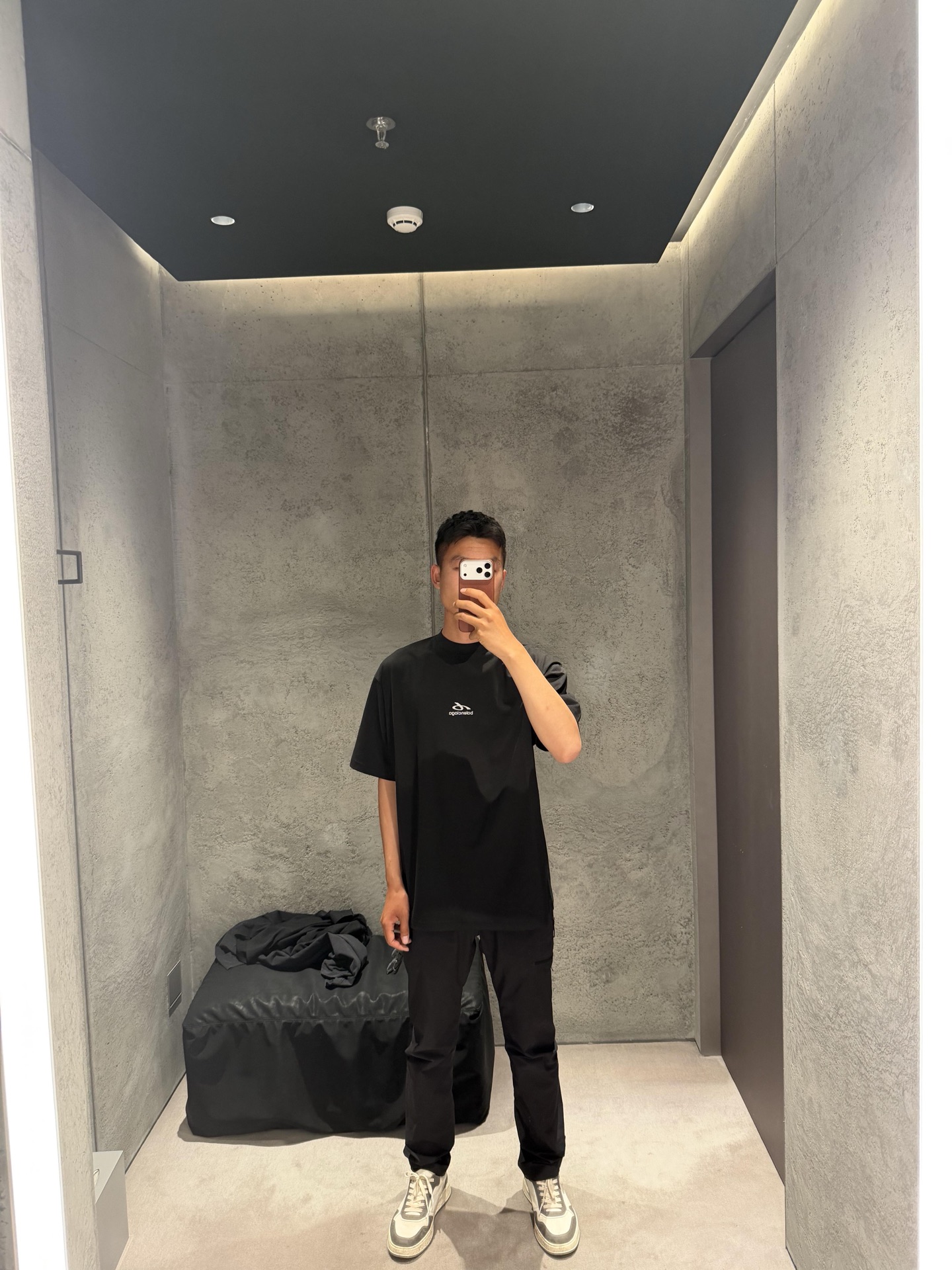。BLCG 巴黎烫图印花标识短袖面料：采用21支巴黎双纱精梳棉。面料：螺纹采用1*1配套双纱。工艺：烫图