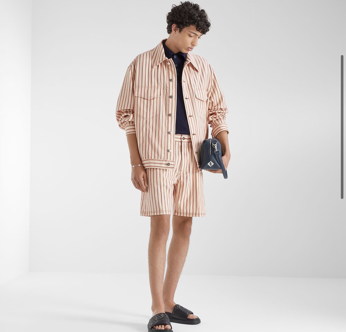 FENDI 镂空双F提花针织衫面料：60%绵，30%粘胶纤维，10%聚酯纤维。辅料：采用定染配色牛角扣，
