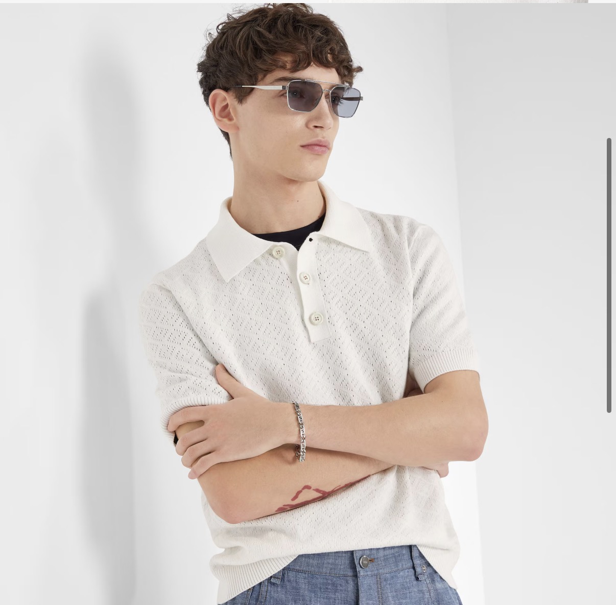 FENDI 镂空双F提花针织衫面料：60%绵，30%粘胶纤维，10%聚酯纤维。辅料：采用定染配色牛角扣，