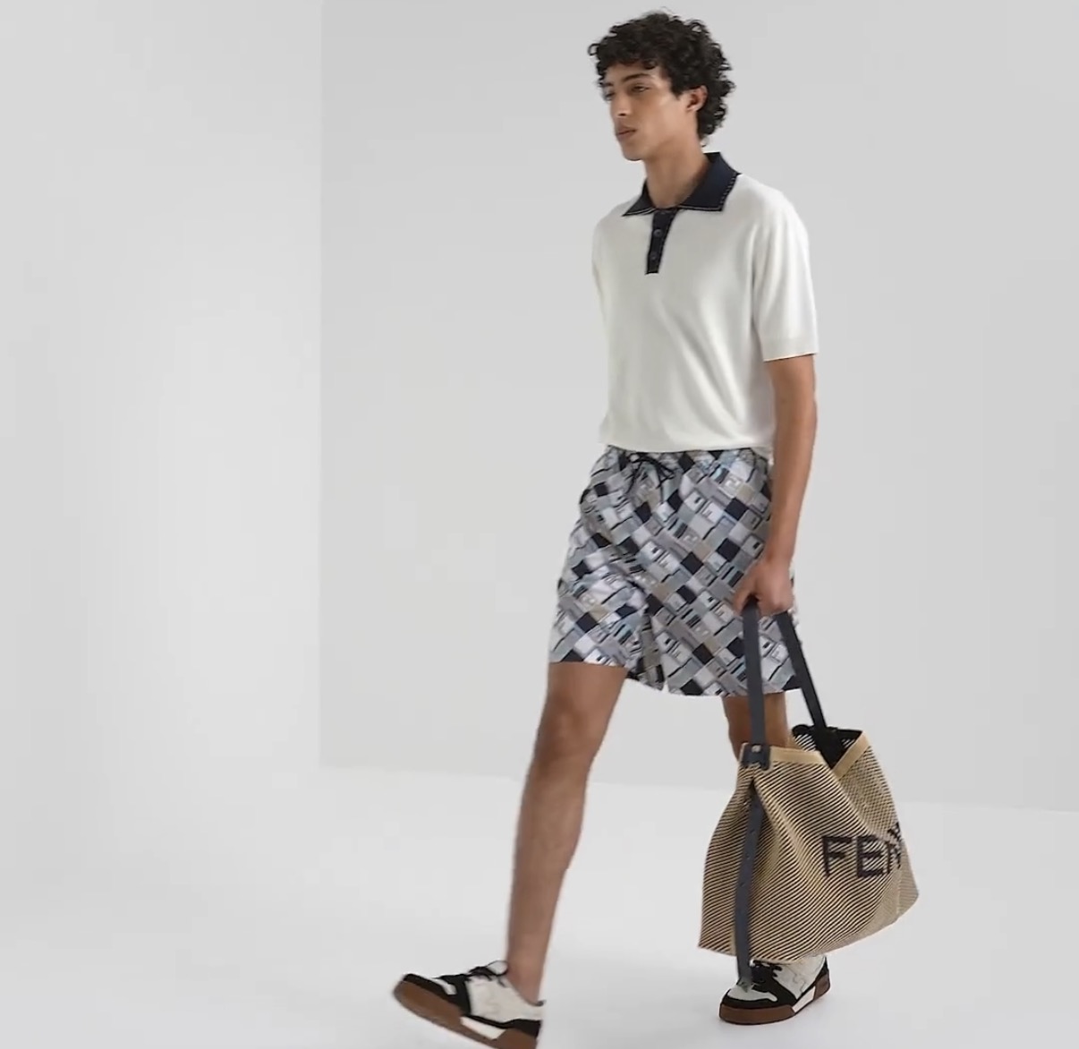 FENDI 提花标识针织POLO衫面料：采用90%粘胶纤维，5%氨纶，5%锦纶。辅料：采用定染配色牛角扣