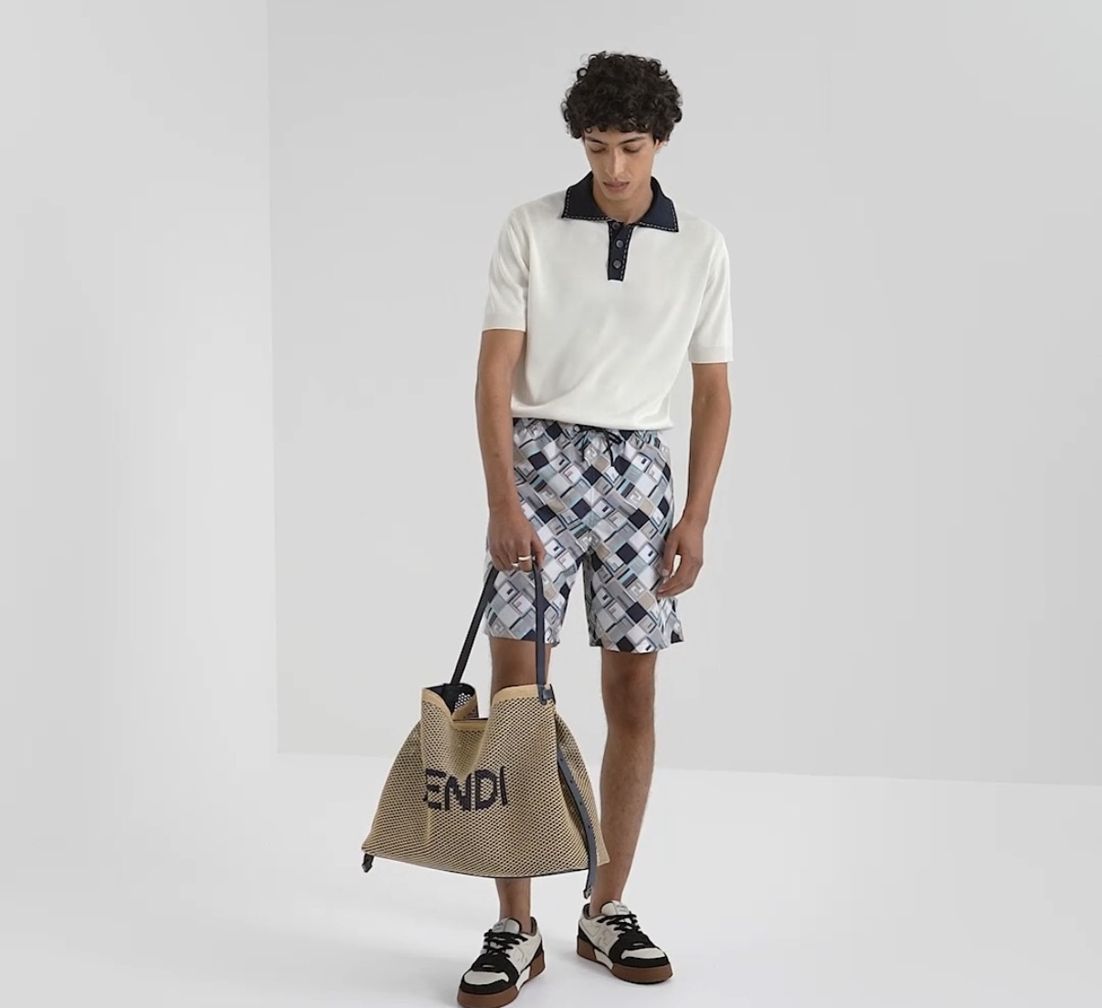 FENDI 提花标识针织POLO衫面料：采用90%粘胶纤维，5%氨纶，5%锦纶。辅料：采用定染配色牛角扣