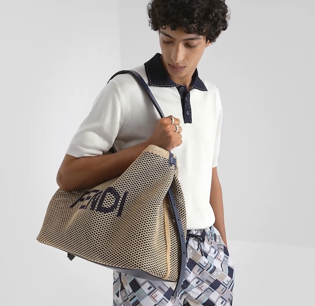 FENDI 提花标识针织POLO衫面料：采用90%粘胶纤维，5%氨纶，5%锦纶。辅料：采用定染配色牛角扣