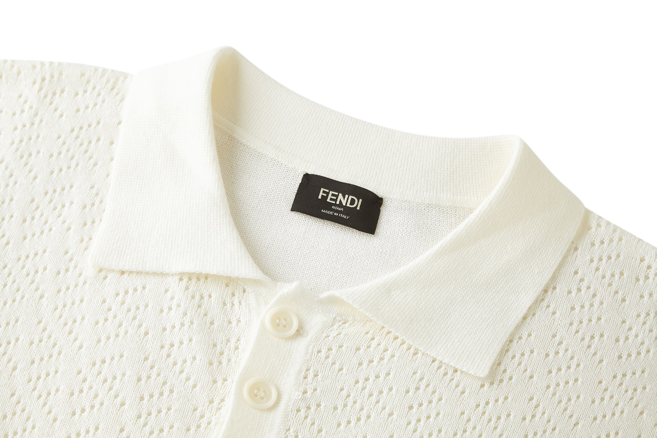 FENDI 镂空双F提花针织衫面料：60%绵，30%粘胶纤维，10%聚酯纤维。辅料：采用定染配色牛角扣，