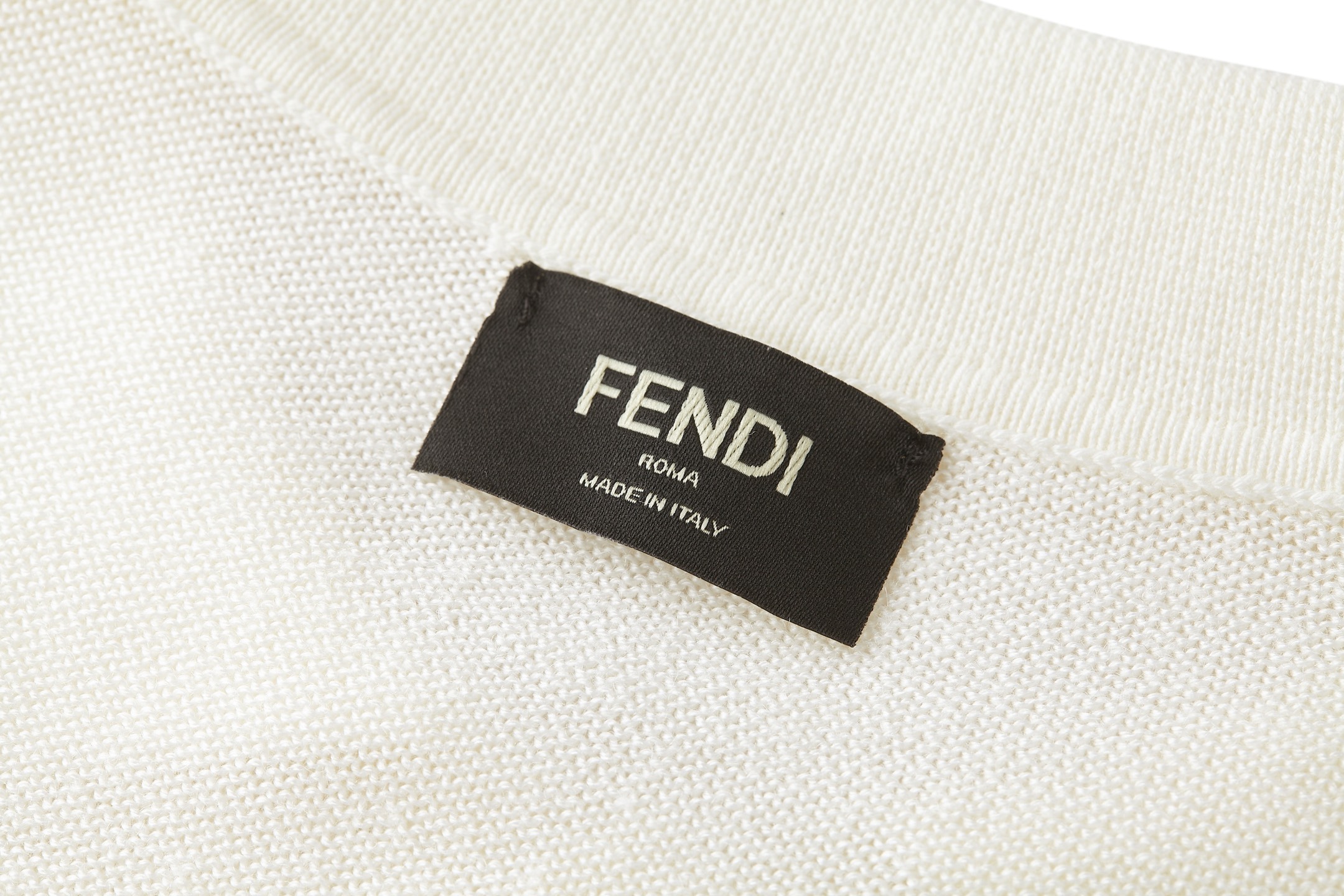 FENDI 镂空双F提花针织衫面料：60%绵，30%粘胶纤维，10%聚酯纤维。辅料：采用定染配色牛角扣，