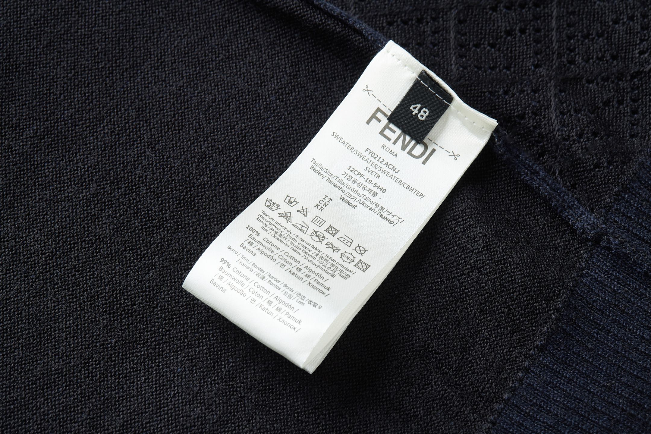 FENDI 镂空双F提花针织衫面料：60%绵，30%粘胶纤维，10%聚酯纤维。辅料：采用定染配色牛角扣，