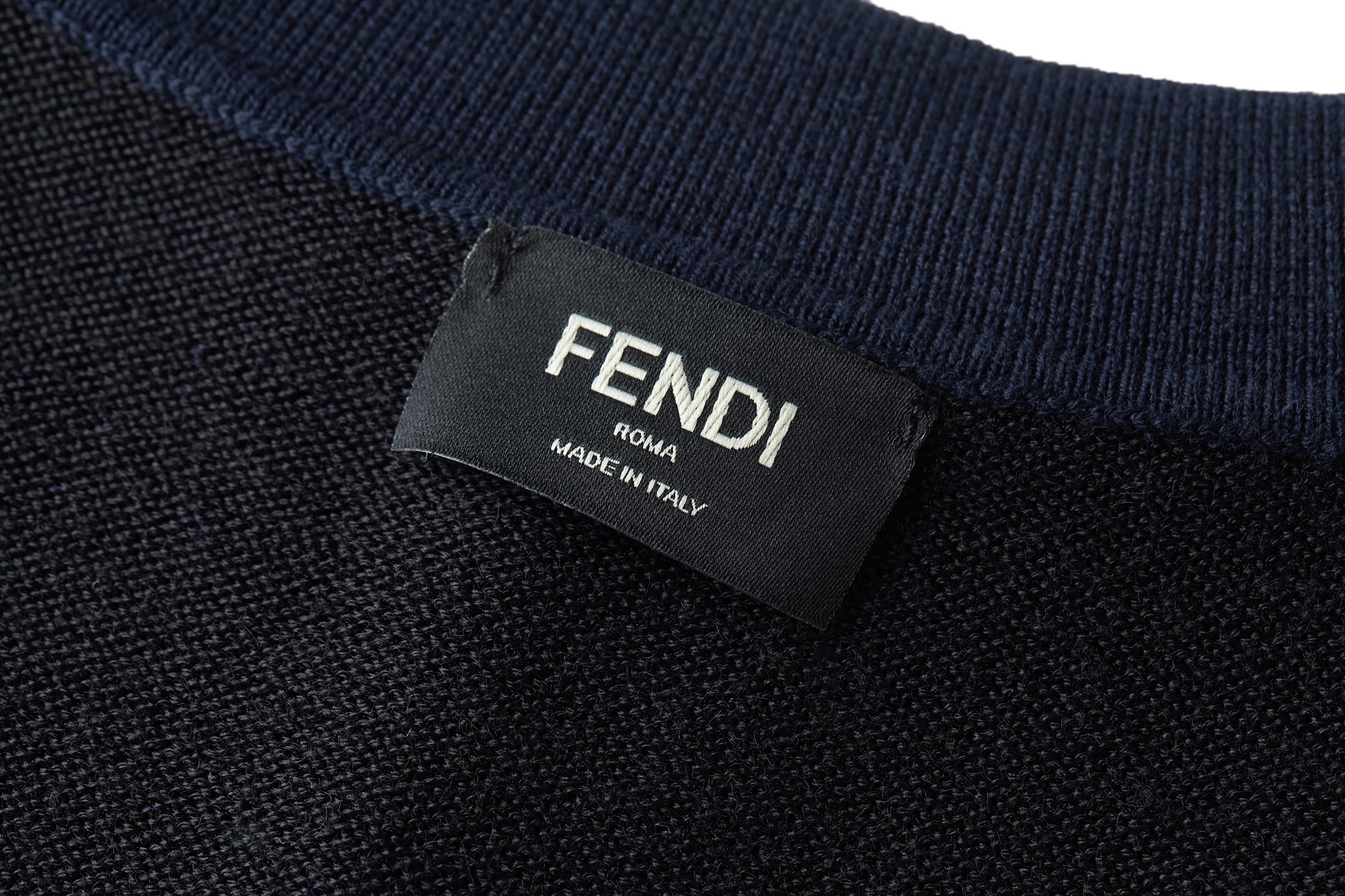 FENDI 镂空双F提花针织衫面料：60%绵，30%粘胶纤维，10%聚酯纤维。辅料：采用定染配色牛角扣，
