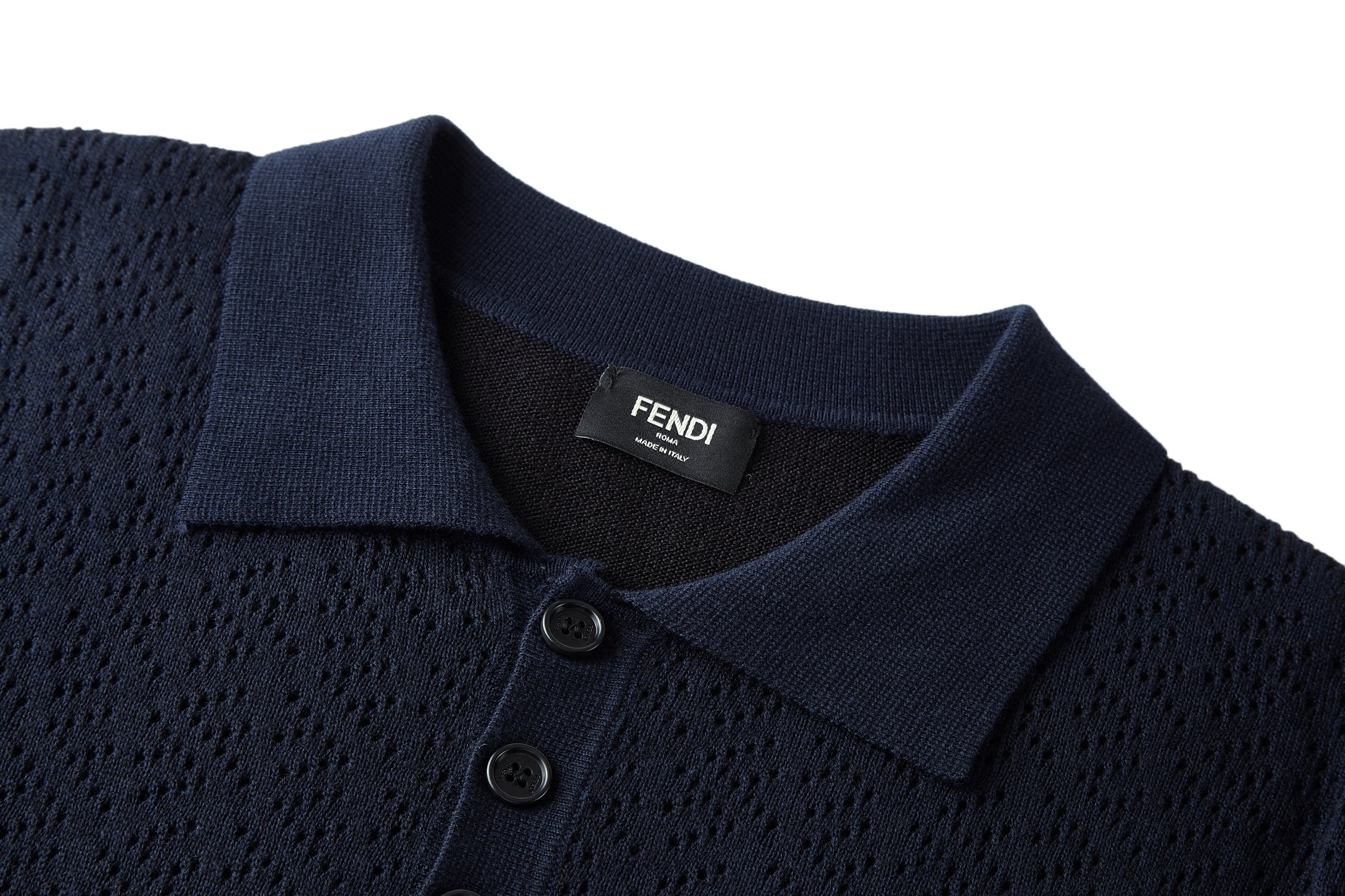 FENDI 镂空双F提花针织衫面料：60%绵，30%粘胶纤维，10%聚酯纤维。辅料：采用定染配色牛角扣，