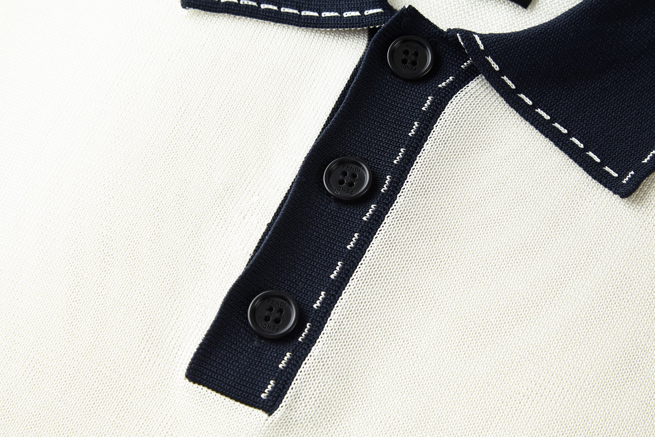 FENDI 提花标识针织POLO衫面料：采用90%粘胶纤维，5%氨纶，5%锦纶。辅料：采用定染配色牛角扣