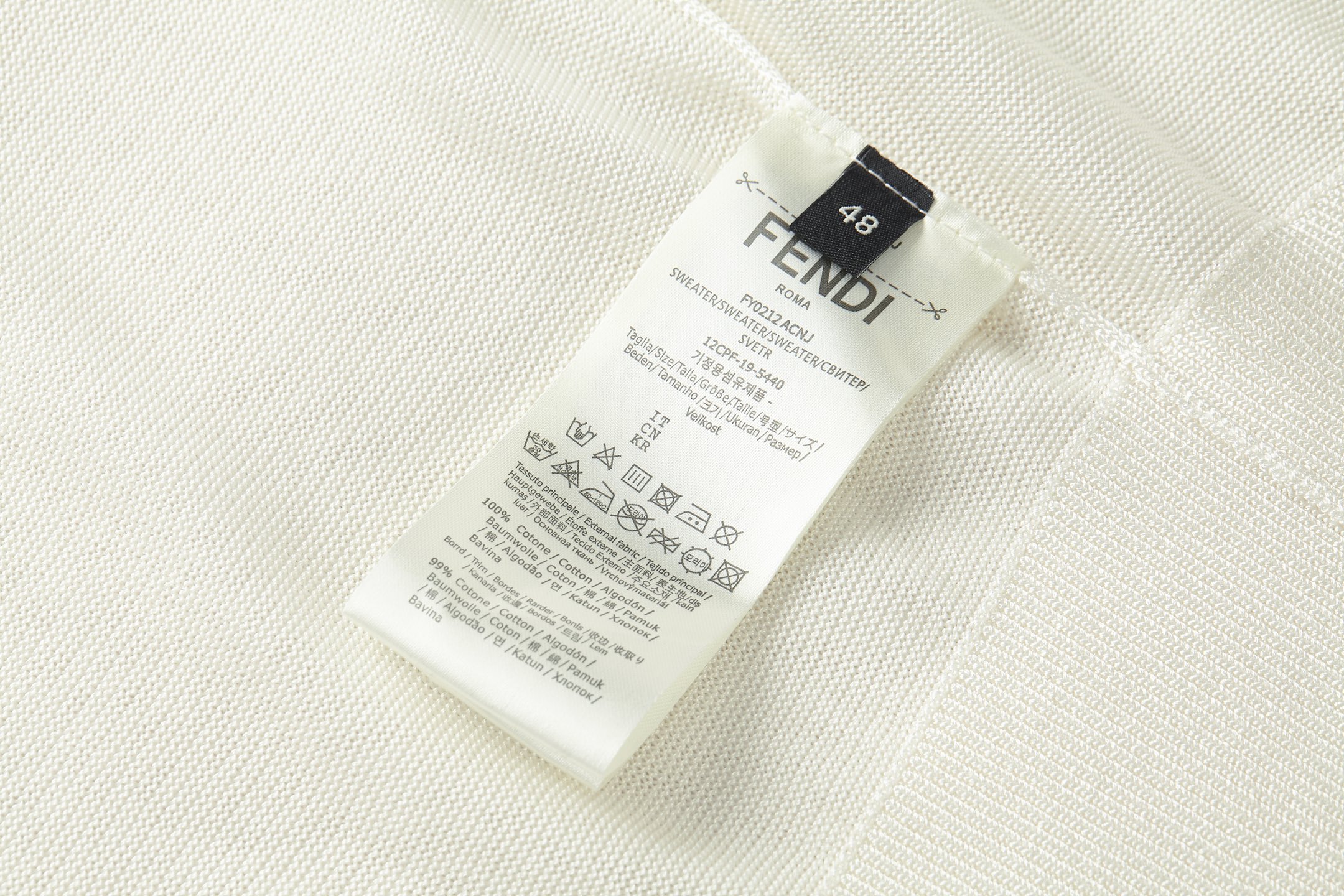 FENDI 提花标识针织POLO衫面料：采用90%粘胶纤维，5%氨纶，5%锦纶。辅料：采用定染配色牛角扣