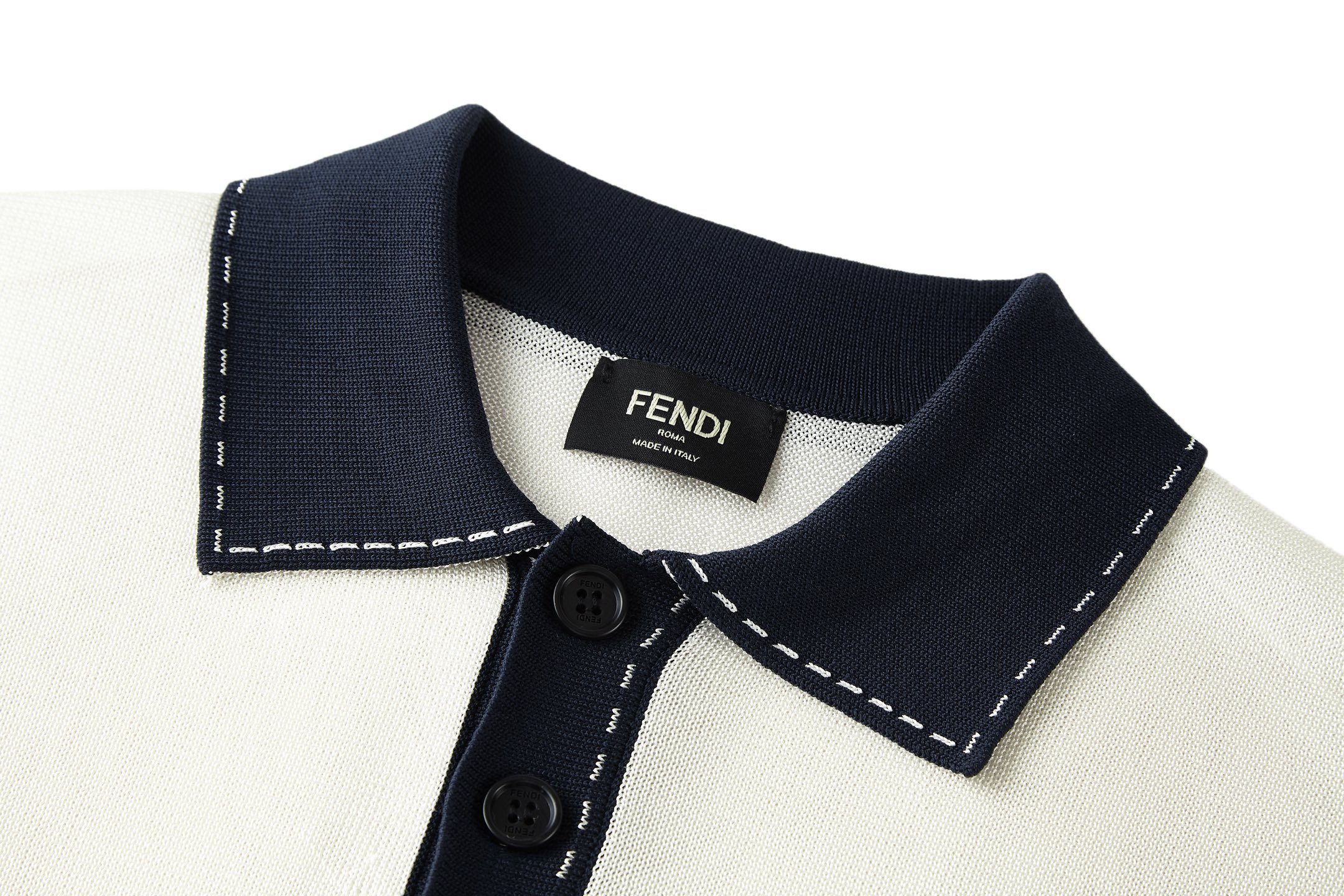 FENDI 提花标识针织POLO衫面料：采用90%粘胶纤维，5%氨纶，5%锦纶。辅料：采用定染配色牛角扣