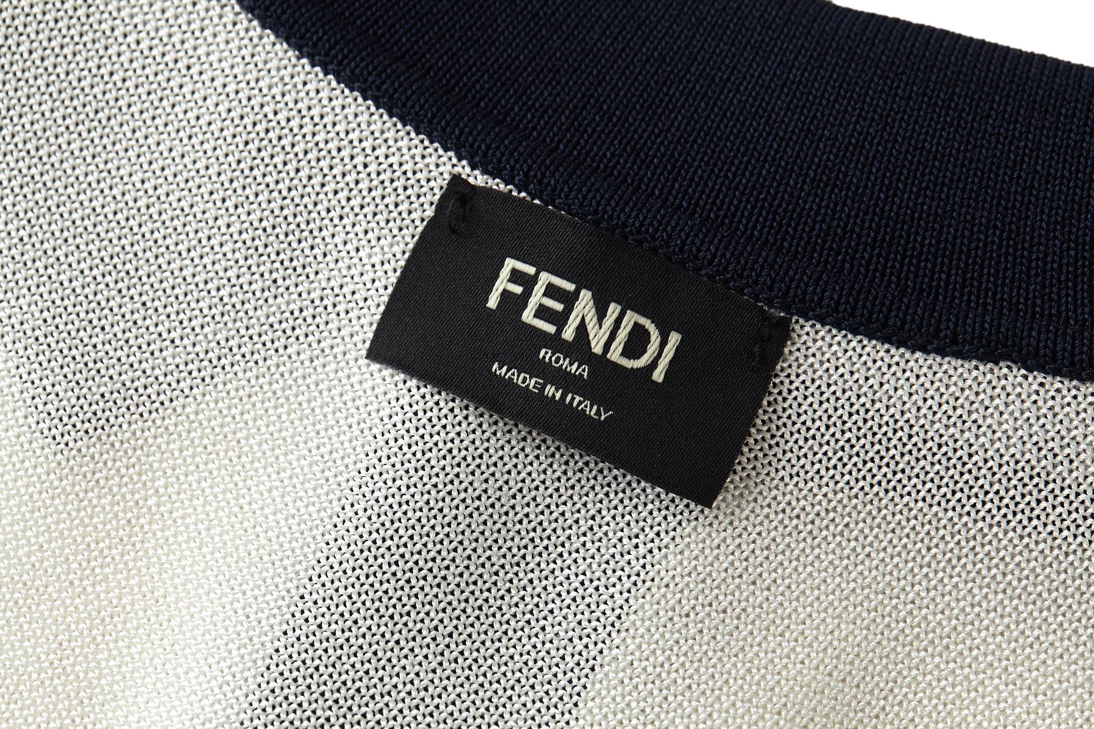 FENDI 提花标识针织POLO衫面料：采用90%粘胶纤维，5%氨纶，5%锦纶。辅料：采用定染配色牛角扣