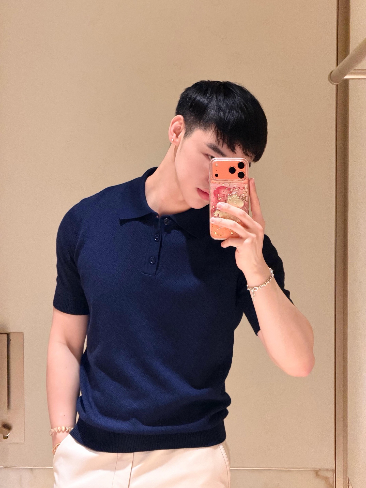 FENDI 镂空双F提花针织衫面料：60%绵，30%粘胶纤维，10%聚酯纤维。辅料：采用定染配色牛角扣，