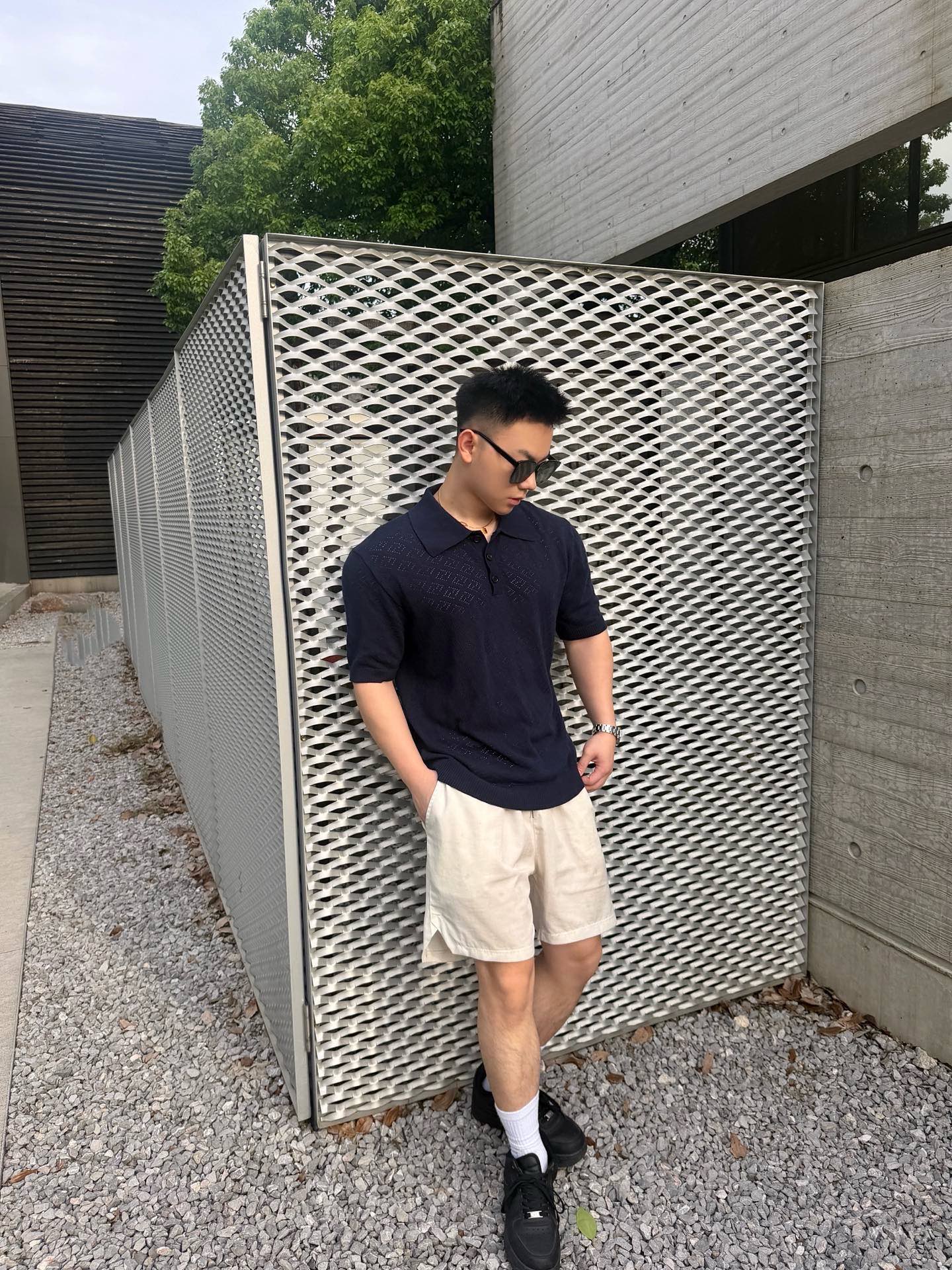 FENDI 镂空双F提花针织衫面料：60%绵，30%粘胶纤维，10%聚酯纤维。辅料：采用定染配色牛角扣，