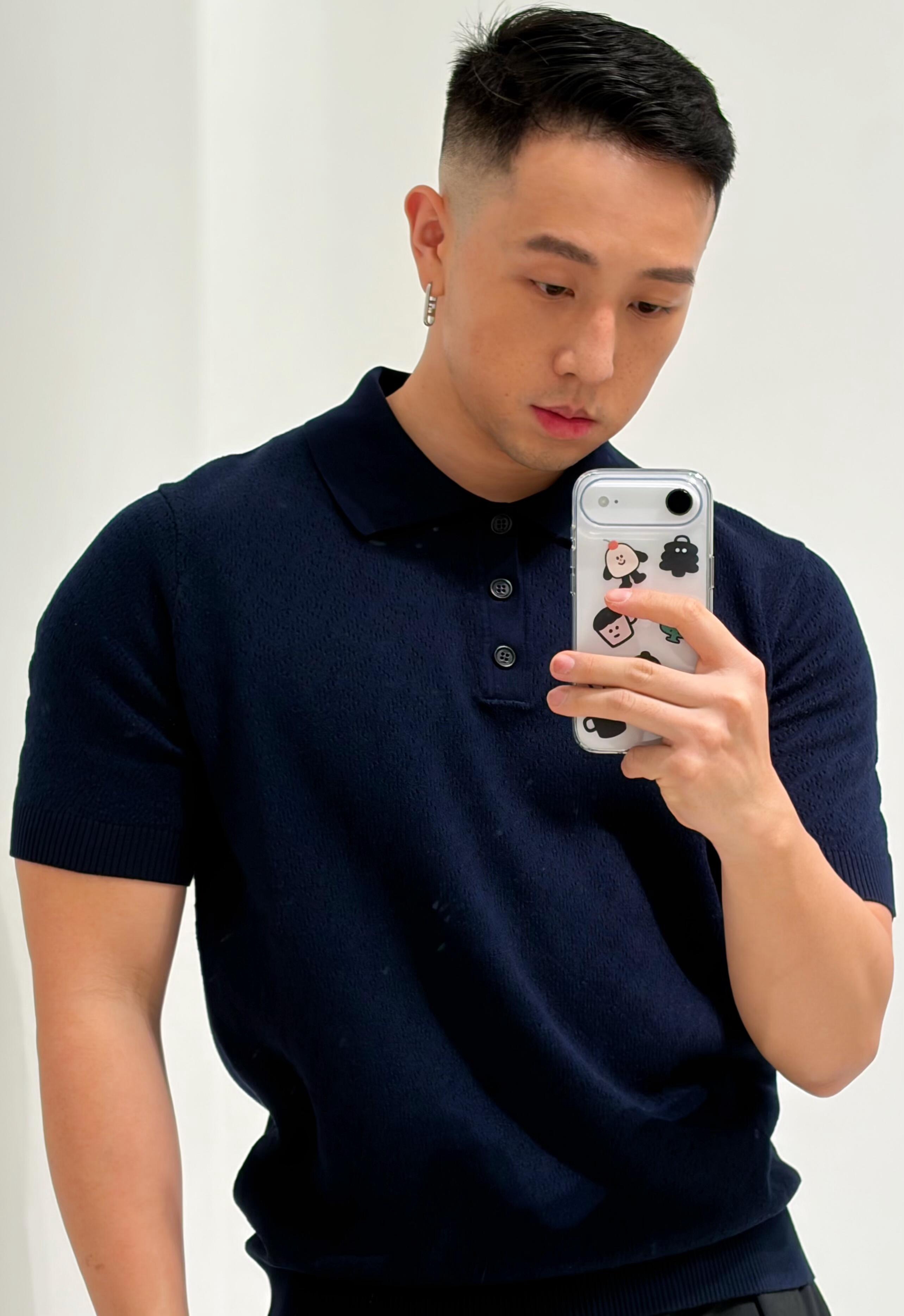 FENDI 镂空双F提花针织衫面料：60%绵，30%粘胶纤维，10%聚酯纤维。辅料：采用定染配色牛角扣，