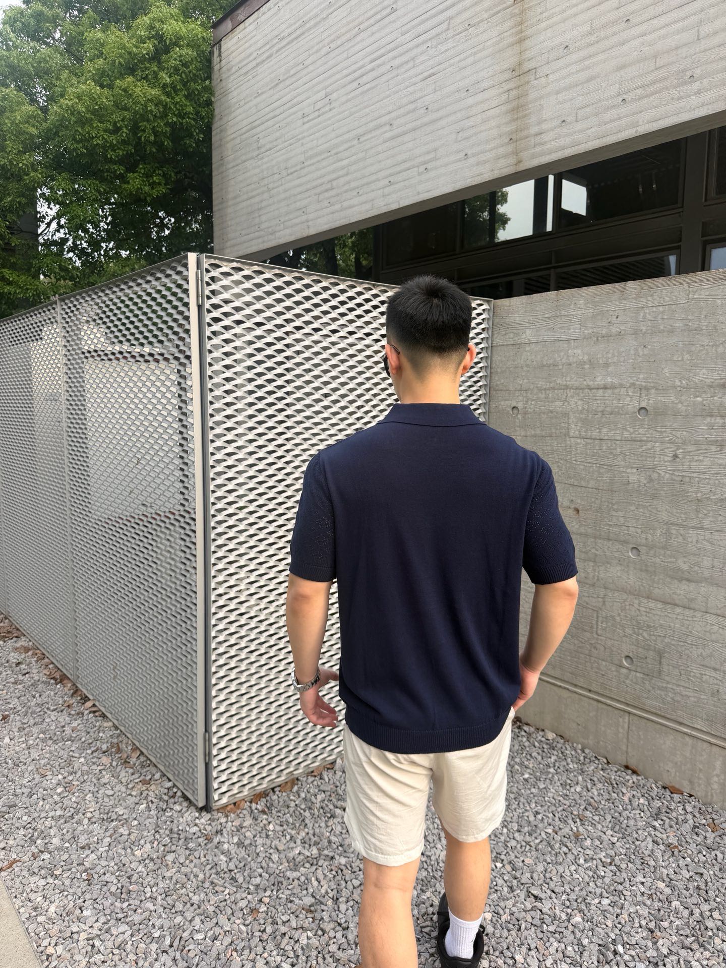 FENDI 镂空双F提花针织衫面料：60%绵，30%粘胶纤维，10%聚酯纤维。辅料：采用定染配色牛角扣，